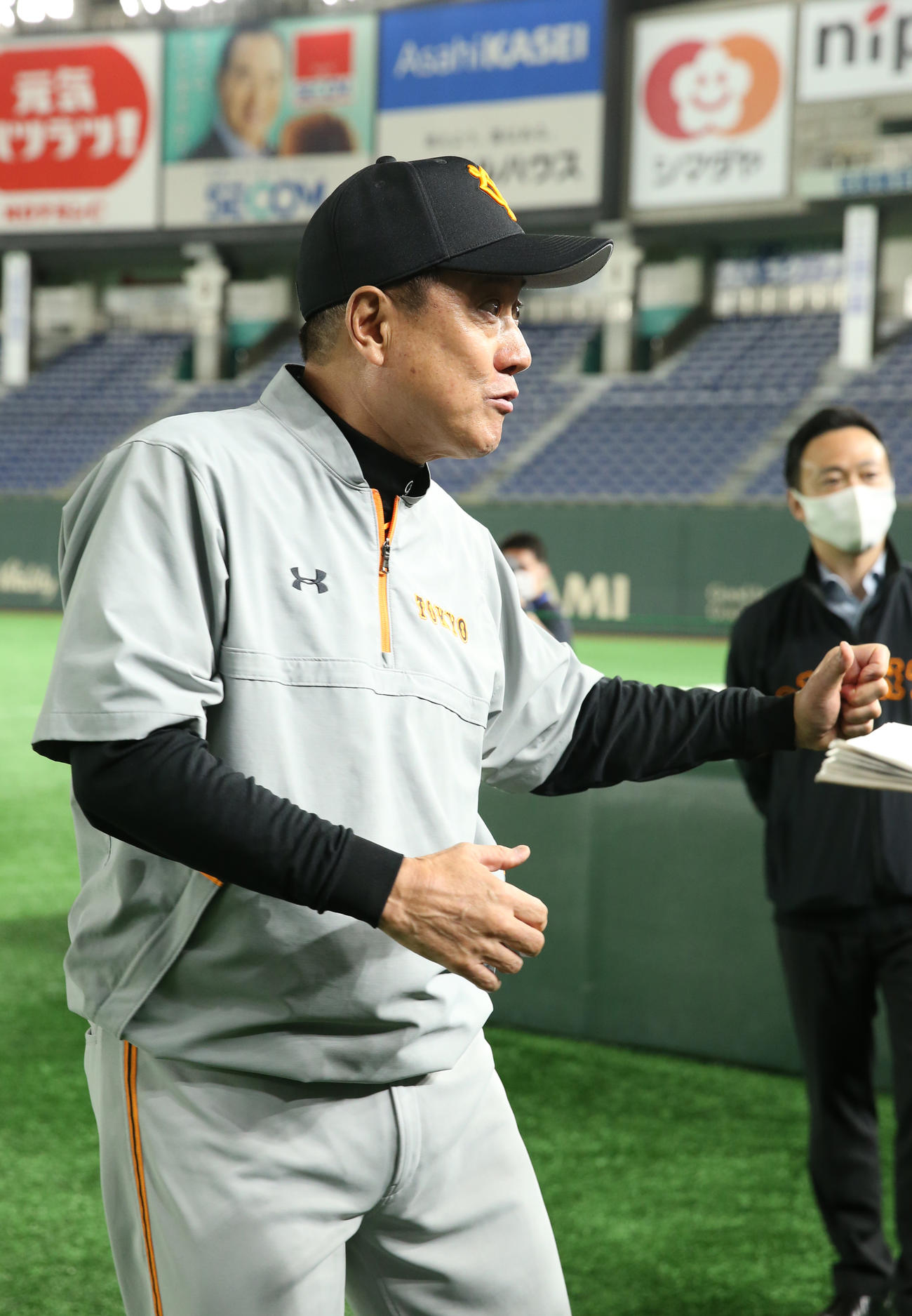 DeNA対巨人　試合後、報道陣の前で湯浅大の打撃について身ぶり手ぶりで話す原監督（撮影・河野匠）