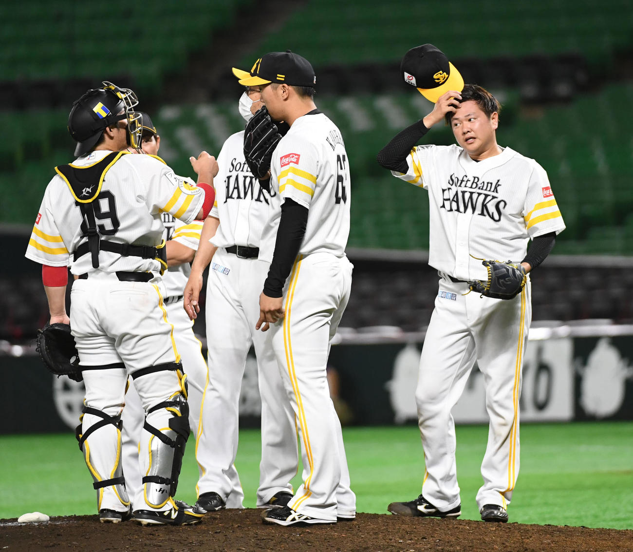 ソフトバンク対オリックス練習試合　6回表から登板した津森宥紀は3失点し、川原弘之と交代する（撮影・今浪浩三）