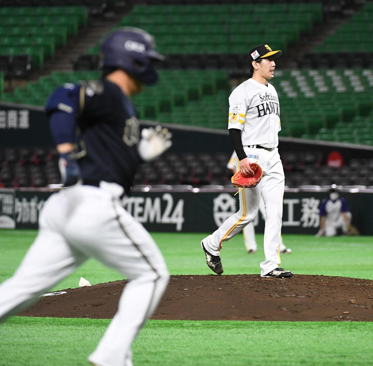 ソフトバンク対オリックス練習試合　3回表オリックス1死二塁、先発の石川柊太は吉田正尚に先制の2点本塁打を浴びる（撮影・今浪浩三）
