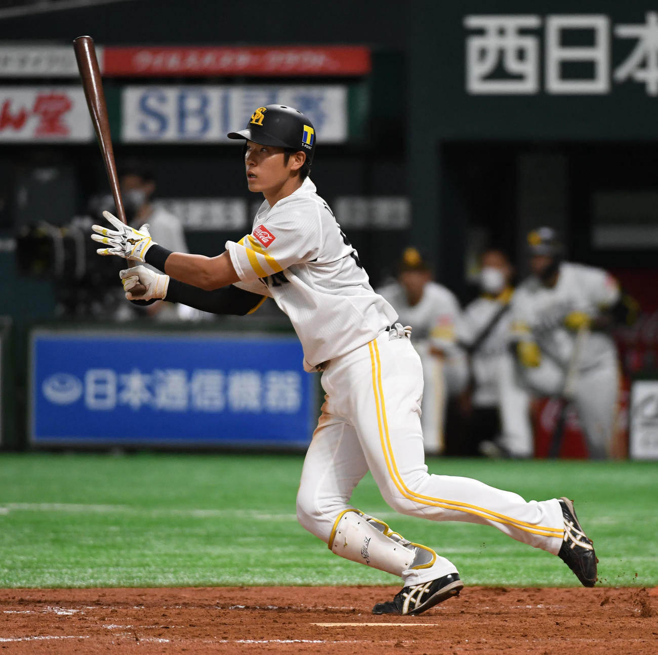 ソフトバンク対オリックス　5回裏ソフトバンク1死二塁、上林は左中間に適時二塁打を放つ（撮影・今浪浩三）