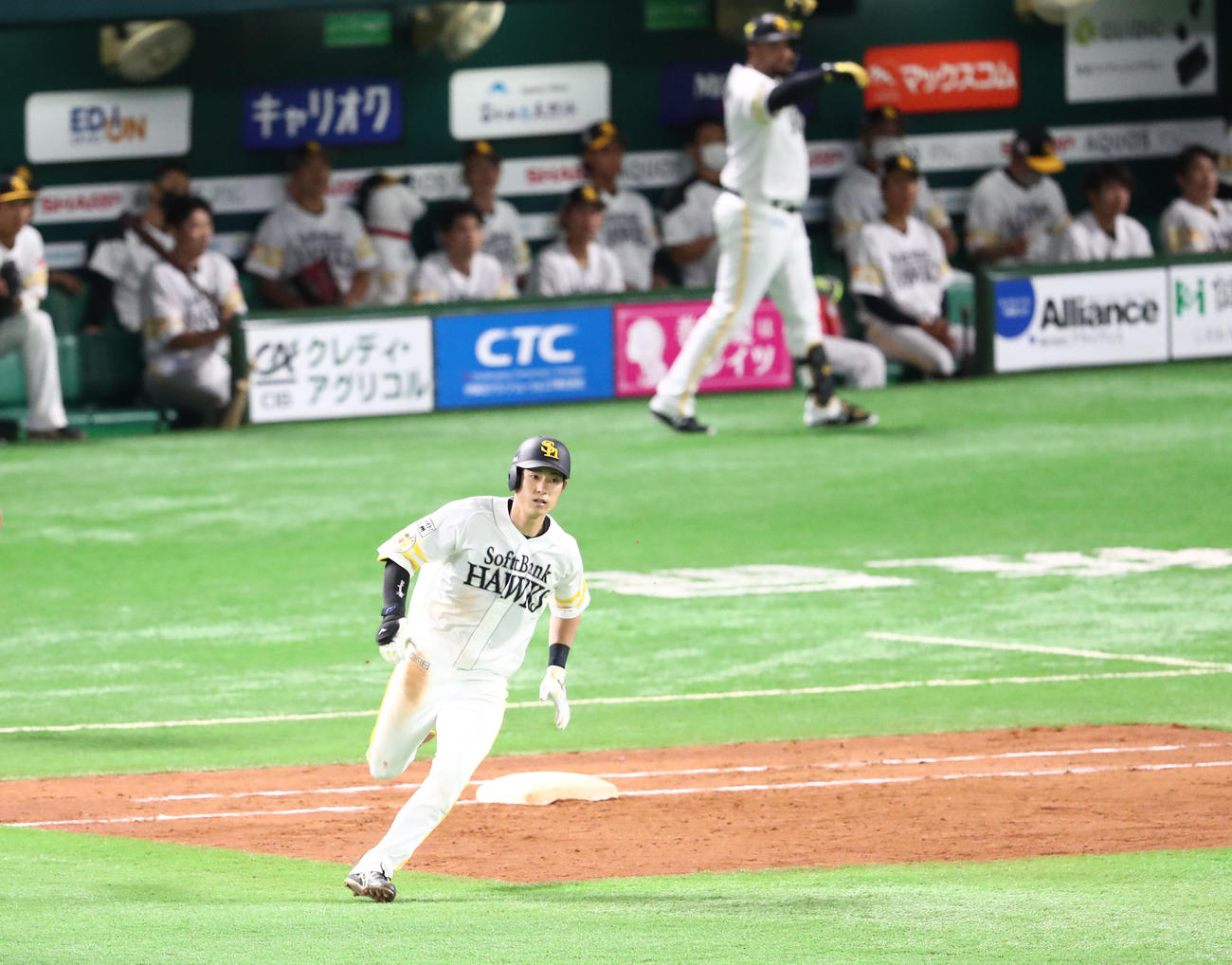 5回裏ソフトバンク1死二塁、上林誠知は左中間に適時二塁打を放つ（撮影・梅根麻紀）
