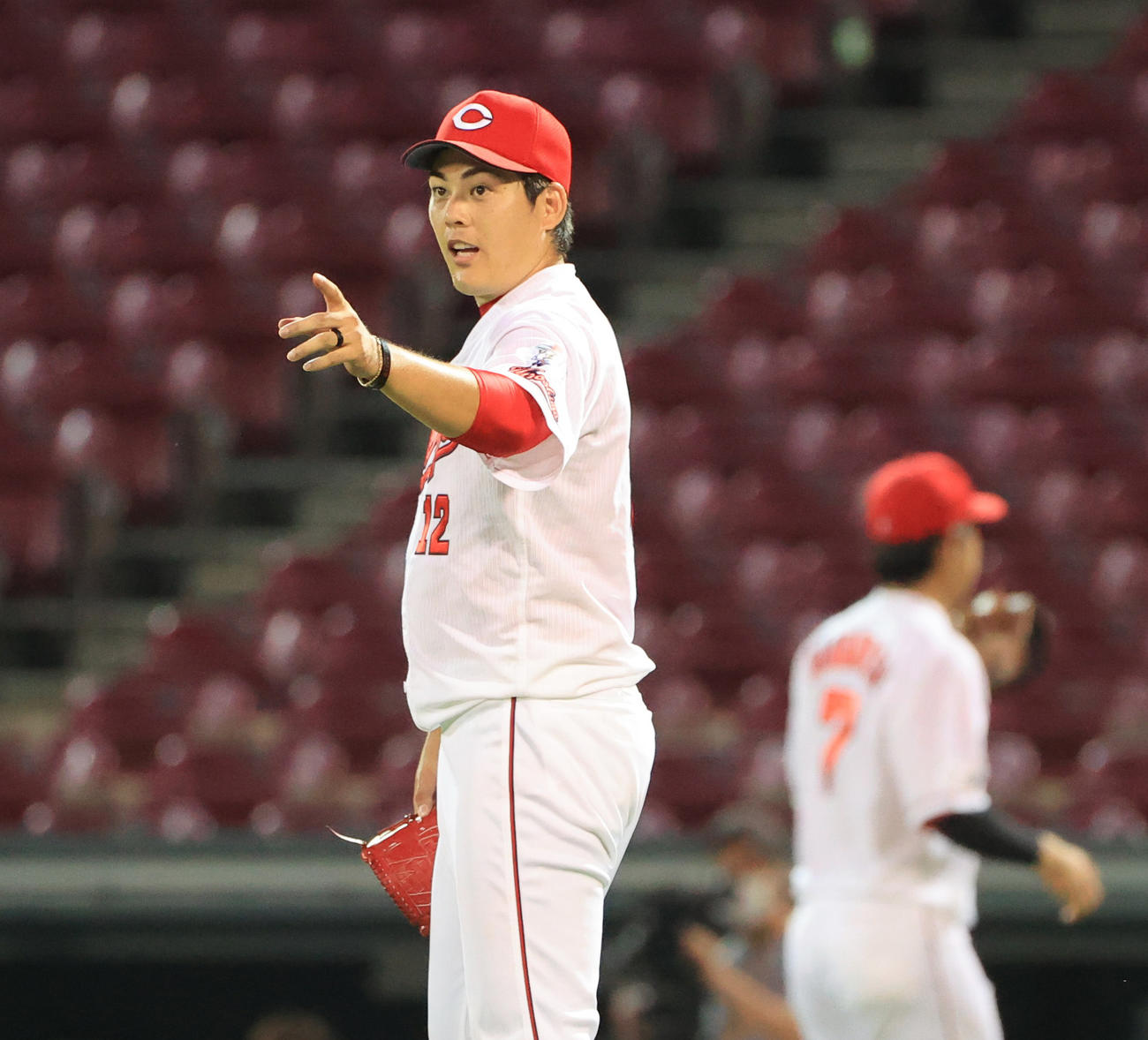 マルテの痛烈な打球を捕りアウトにした三塁手メヒアを指さす九里亜蓮（撮影・清水貴仁）