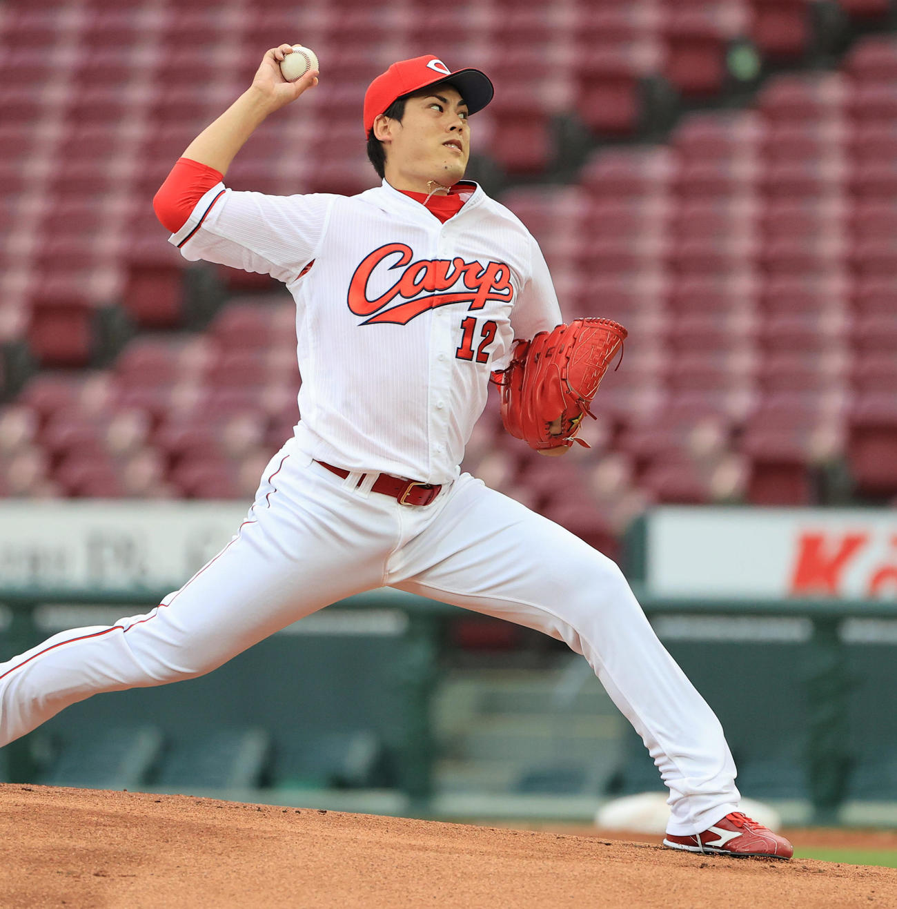 広島先発九里亜蓮（撮影・清水貴仁）