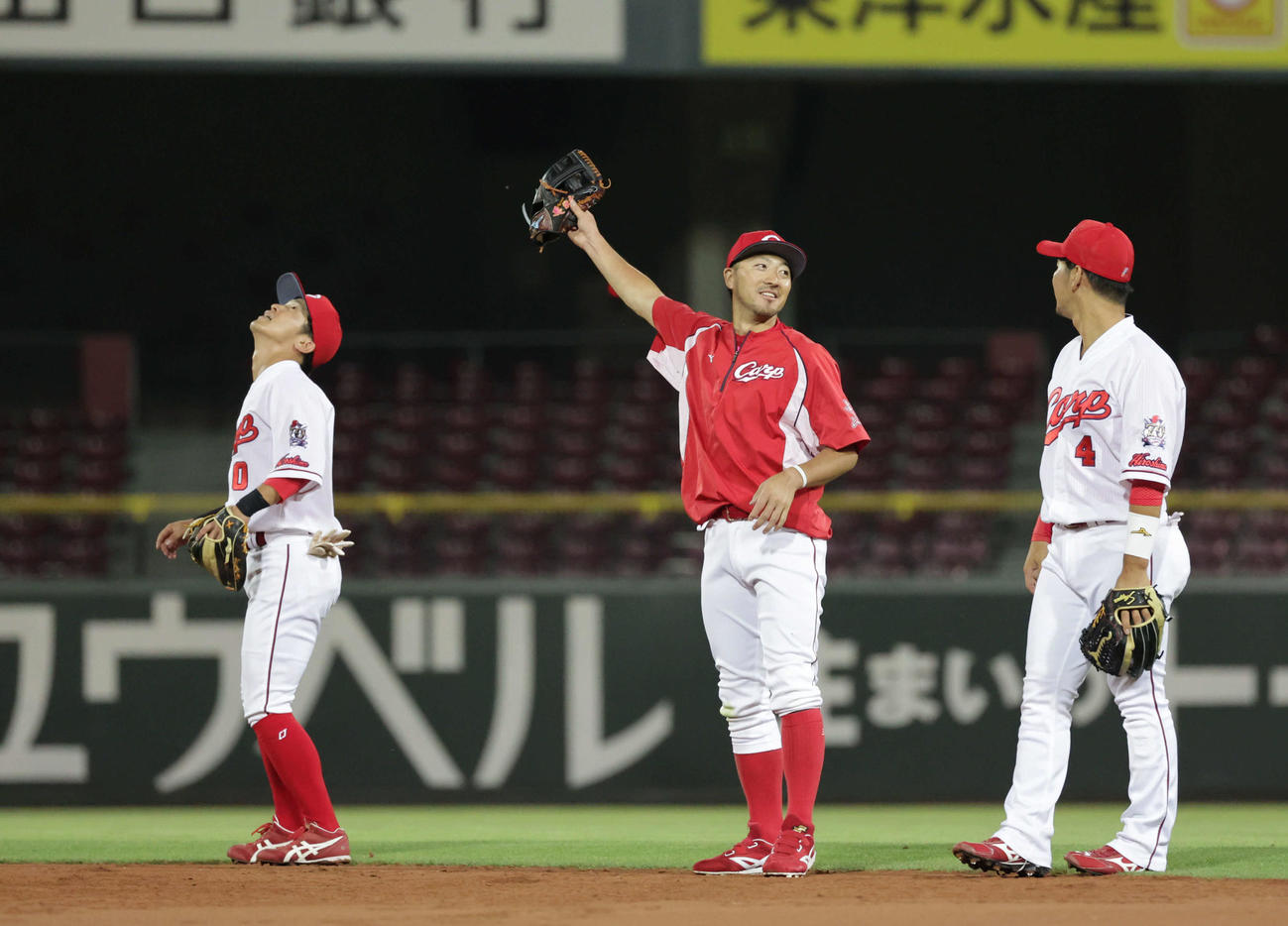 練習試合広島対阪神　15対1で快勝した広島ナインは試合後、ナイターノック練習を行った。中央は菊池涼（撮影・加藤孝規）