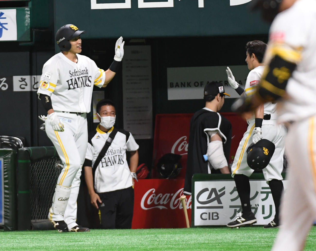 7回裏ソフトバンク2死一、二塁、柳田悠岐は右越えに3点本塁打を放ちナインに迎えられる（撮影・今浪浩三）