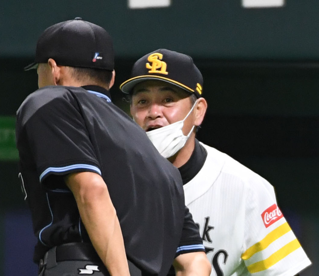 ソフトバンク対オリックス練習試合　6回表から登板した津森宥紀は3失点し、川原弘之と交代を告げる工藤公康監督（撮影・今浪浩三）