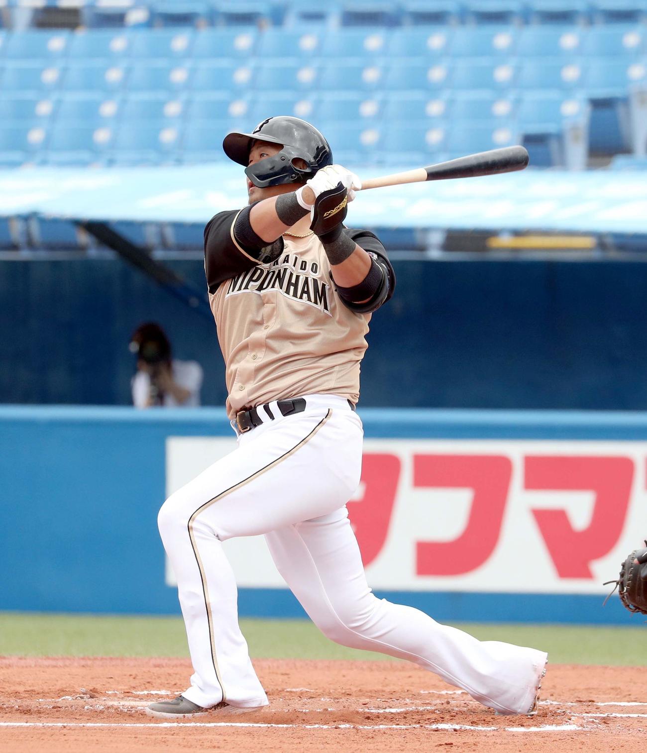 ヤクルト対日本ハム　1回表日本ハム1死二、三塁、中田は先制となる2点適時二塁打を放つ（撮影・佐藤翔太）