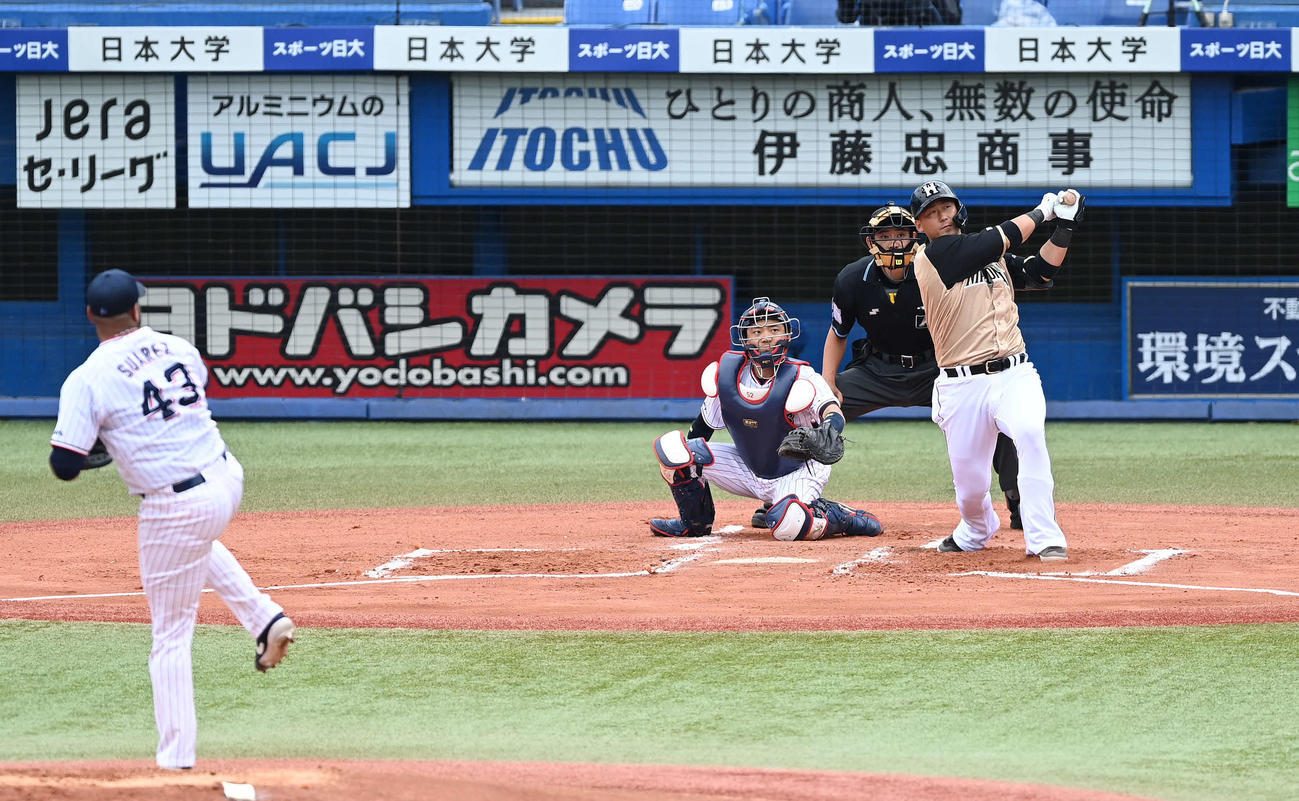 ヤクルト対日本ハム　1回表日本ハム1死二、三塁、先制の左2点適時二塁打を放つ中田。投手スアレス（撮影・鈴木みどり）