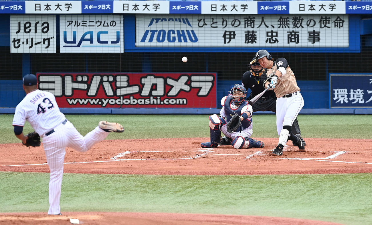 ヤクルト対日本ハム　1回表日本ハム1死二塁、中適時二塁打を放つ渡辺。投手スアレス（撮影・鈴木みどり）