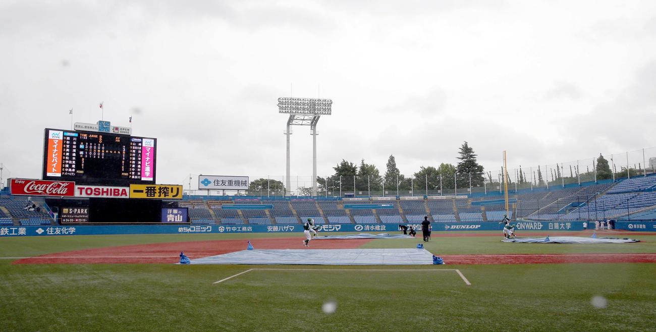 ヤクルト対日本ハム　5回雨天コールドで試合終了となる（撮影・佐藤翔太）