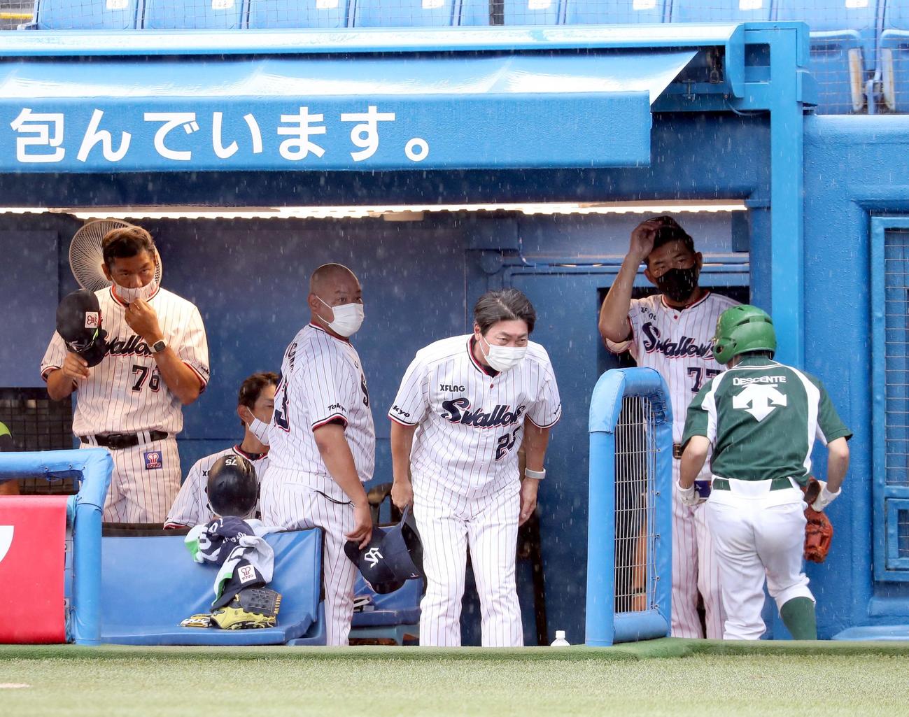 ヤクルト対日本ハム　5回雨天コールドとなり日本ハムナインに一礼をするヤクルト高津監督（撮影・佐藤翔太）