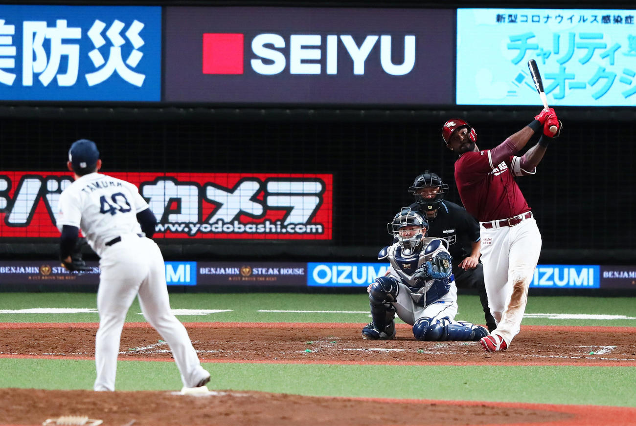 西武対楽天　4回裏楽天2死一、三塁、左越え3点本塁打を放つブラッシュ。投手田村（撮影・足立雅史）