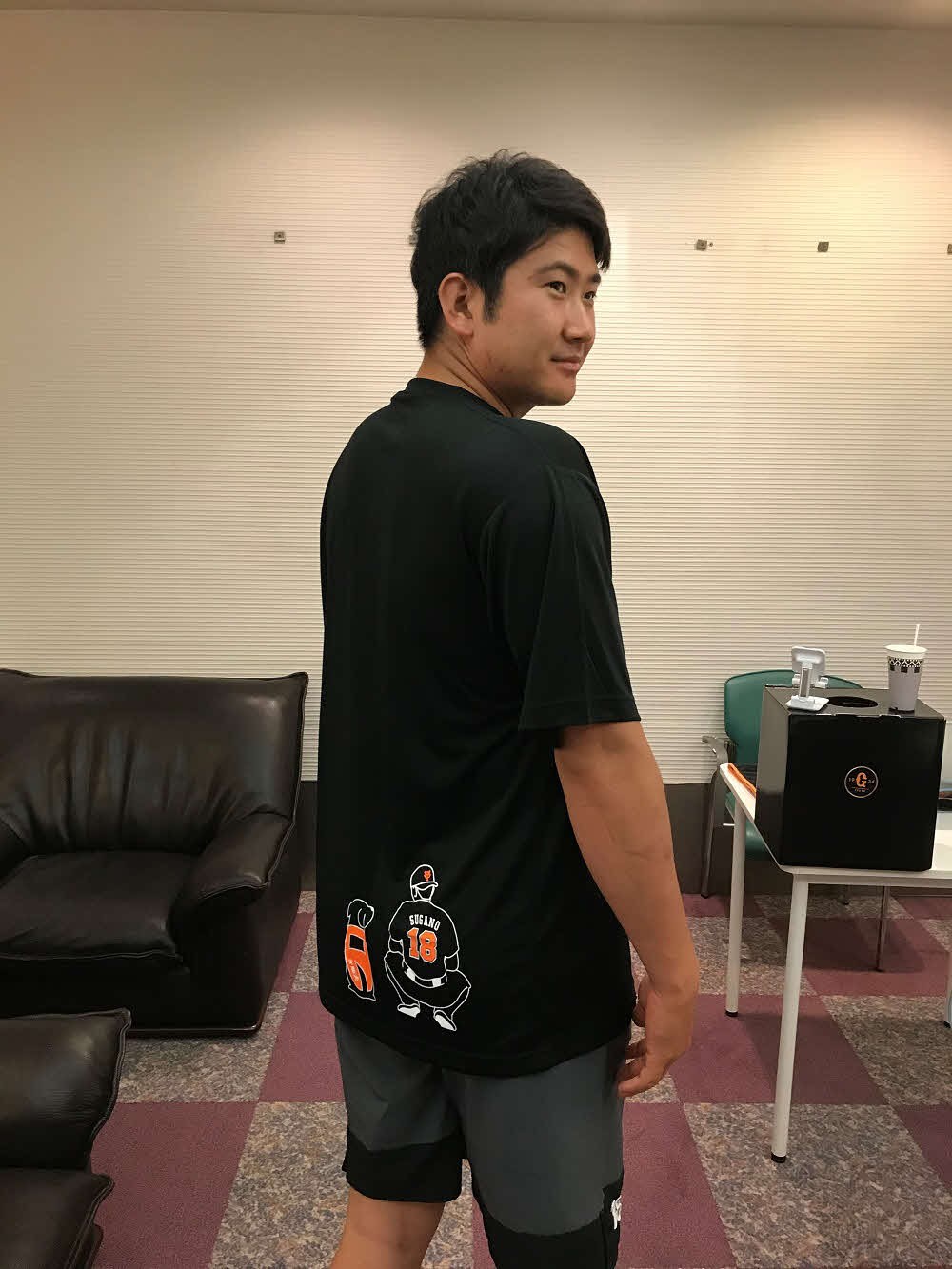 「2020菅野智之×介助犬」コラボTシャツを着る巨人菅野（球団提供）