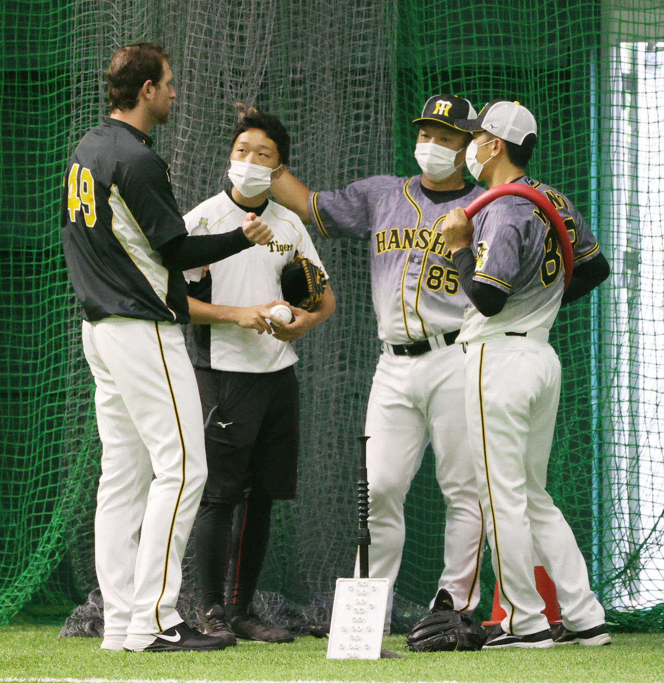矢野監督（右）、福原投手コーチ（右から2人目）と話し合うガンケル（左）（撮影・清水貴仁）