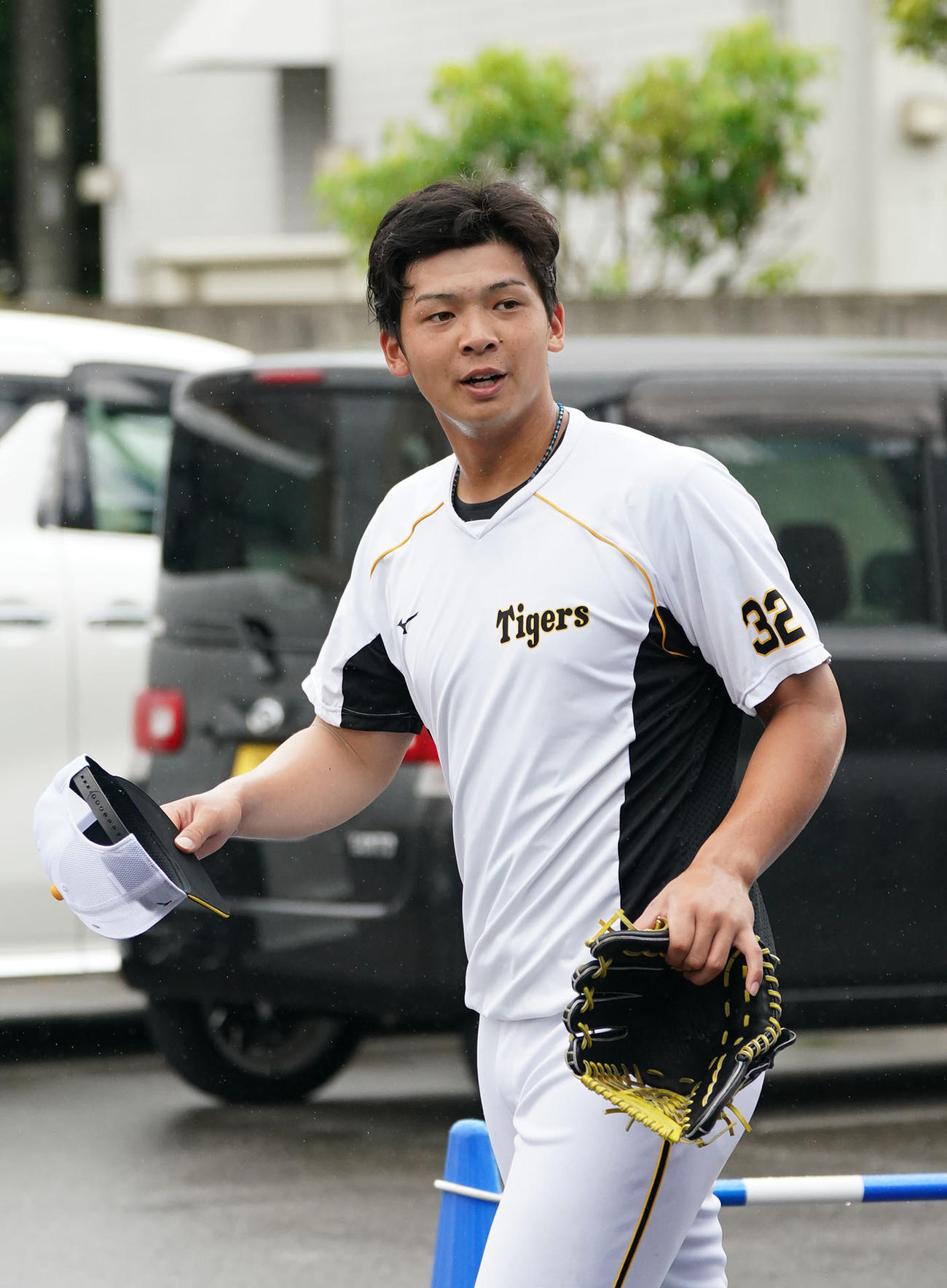 雨天中止となり屋内練習場へ向かう途中、関係者にあいさつをする井上広大（2020年6月11日撮影）