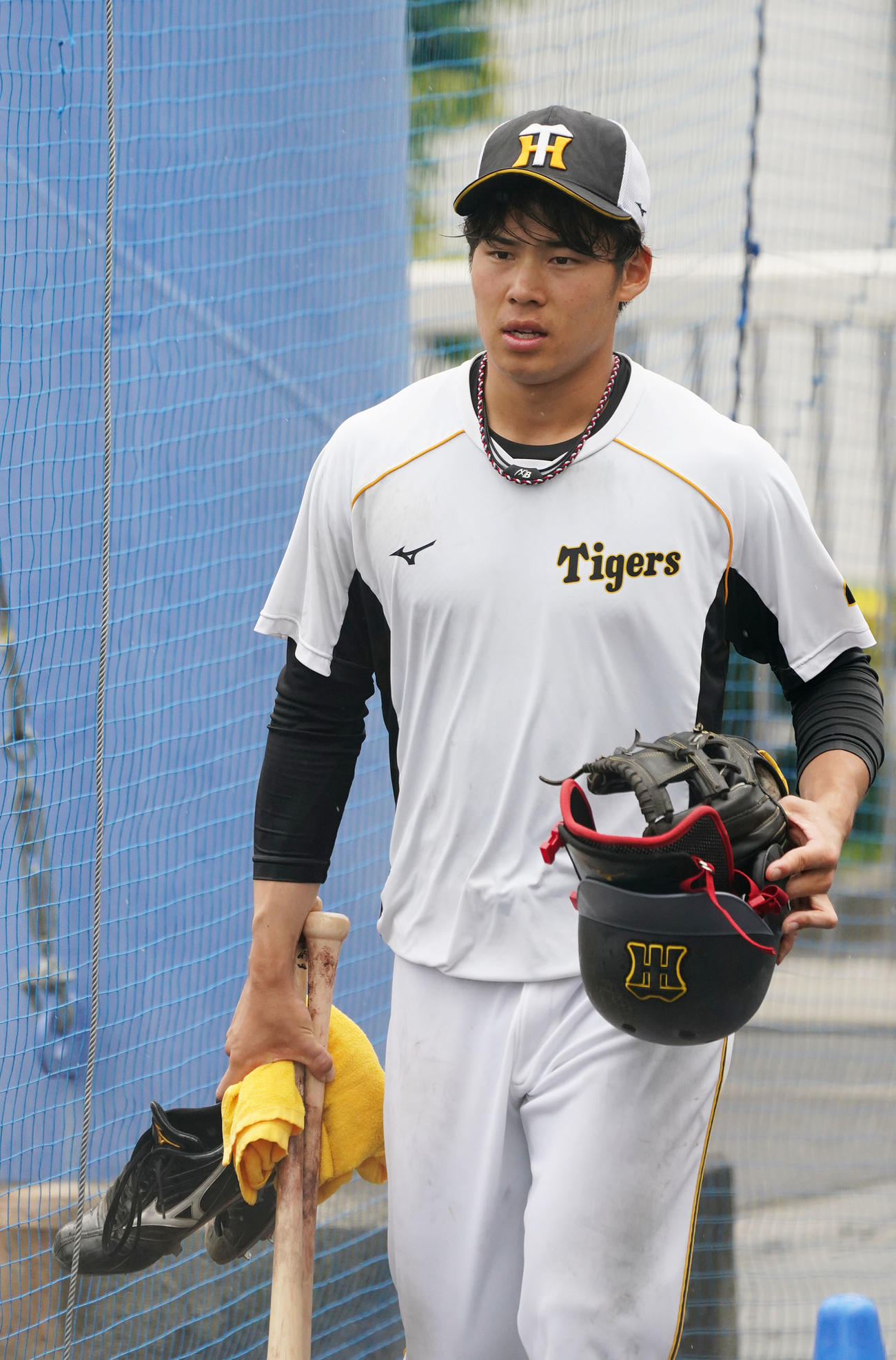 雨天中止となり屋内練習場での練習を終え引き揚げる遠藤成（2020年6月11日撮影）