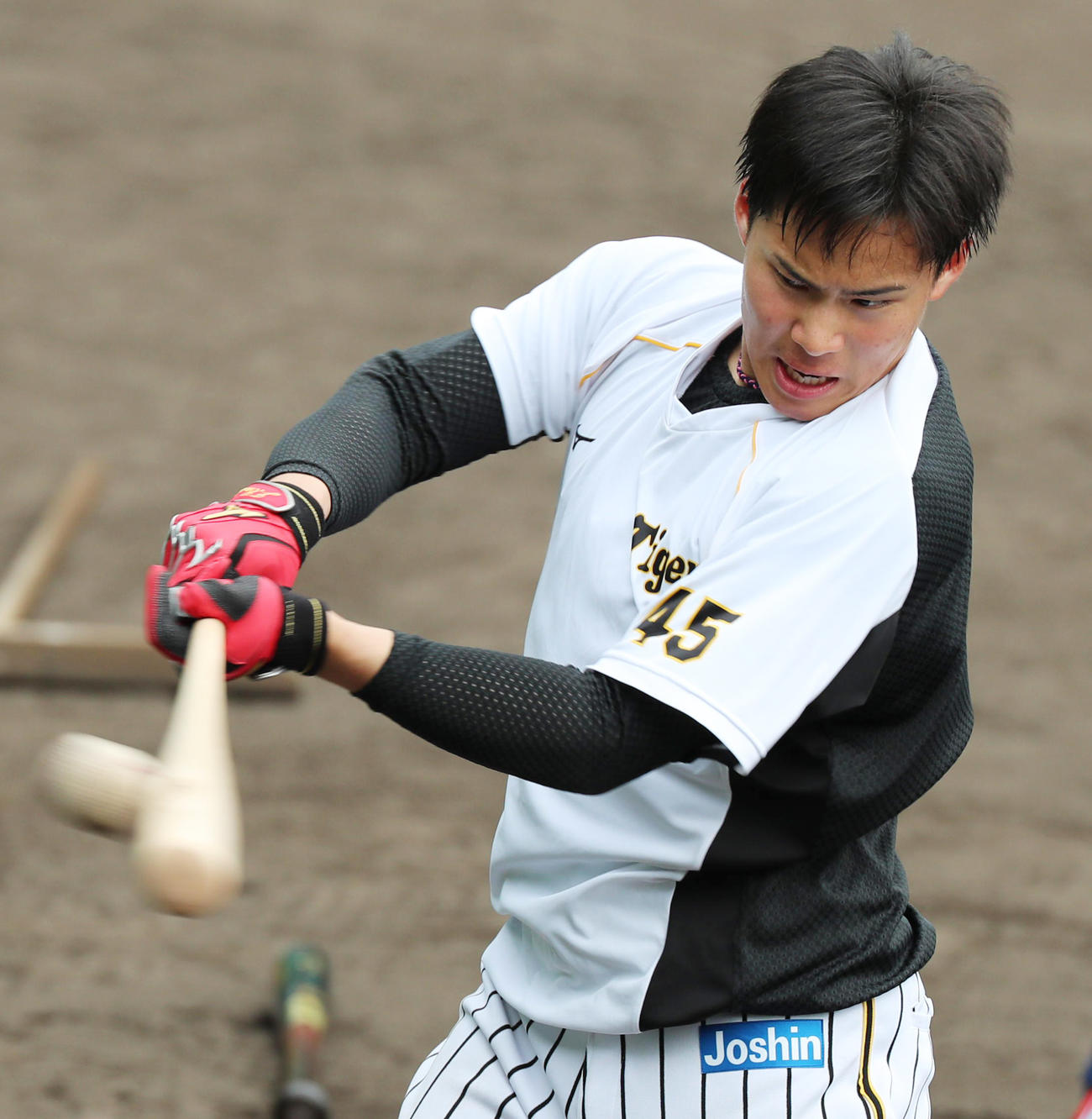 撃球練習を行う遠藤成（2020年2月3日撮影）