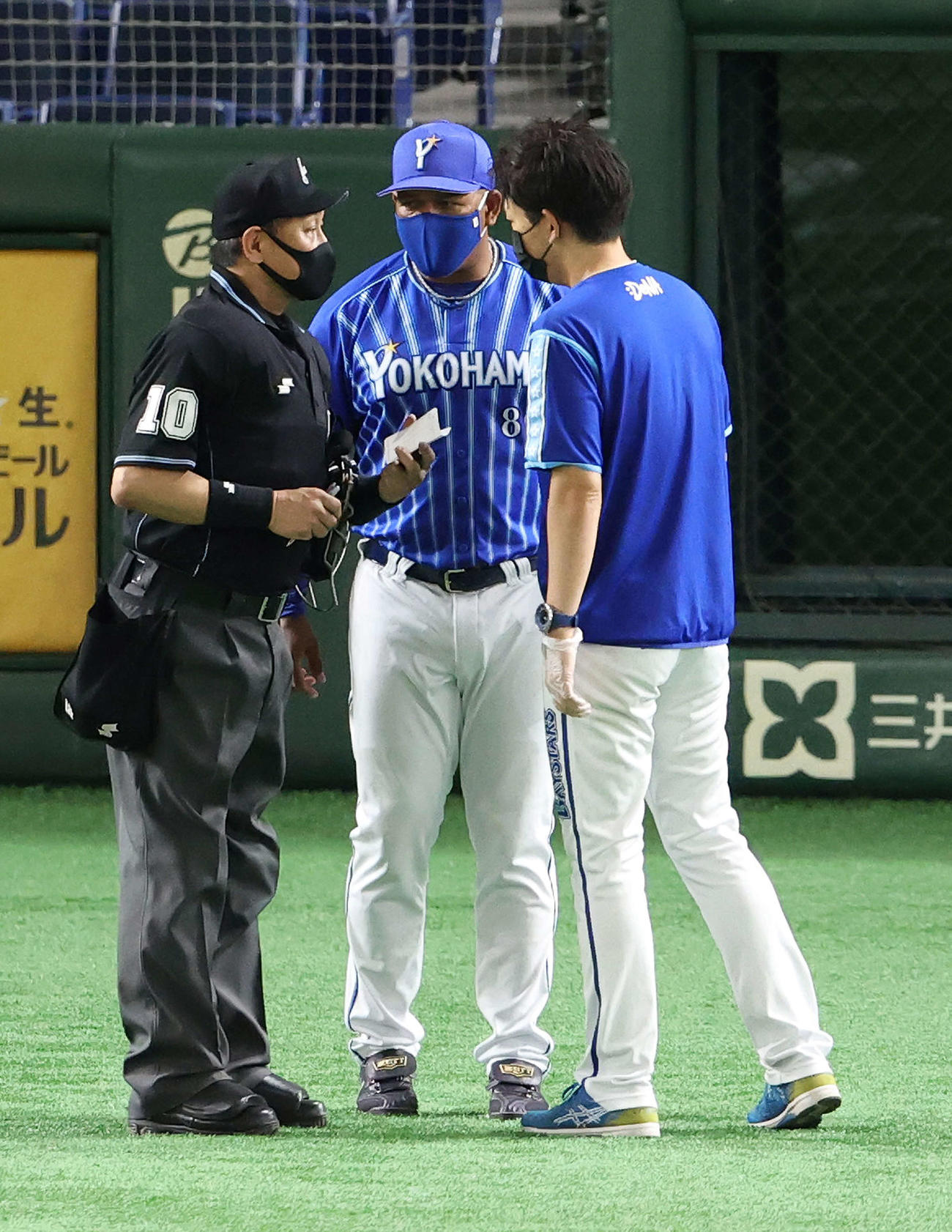 巨人対DeNA　3回裏途中、DeNA先発桜井の交代を告げるラミレス監督（中央）（撮影・江口和貴）