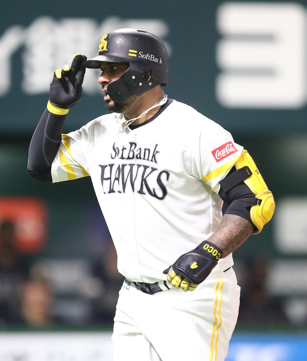 ソフトバンク対オリックス　8回裏ソフトバンク2死、バレンティンは左越え本塁打を放ちポーズ（撮影・梅根麻紀）