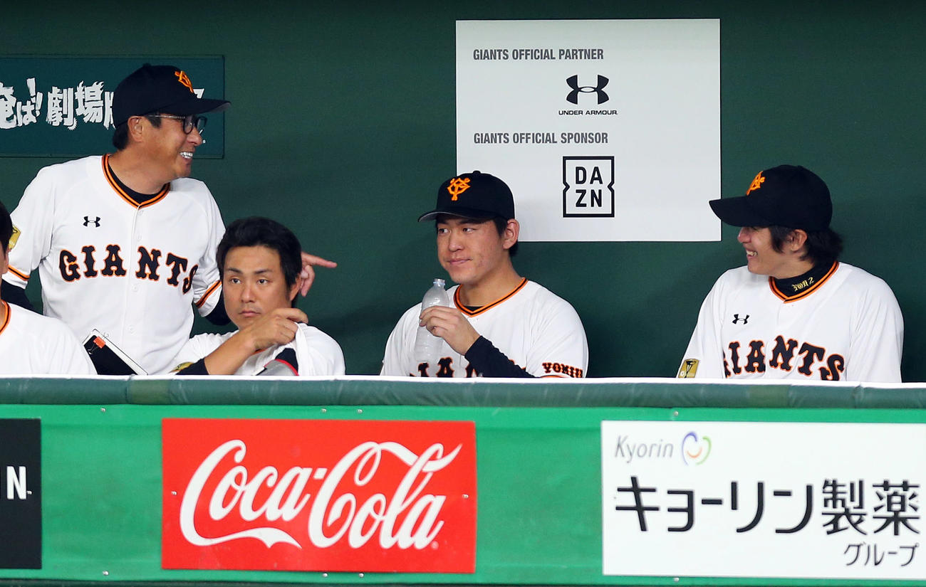 巨人対DeNA　7回表を投げ終えて、巨人宮本コーチ（左）と話す桜井（中央）（撮影・大野祥一）