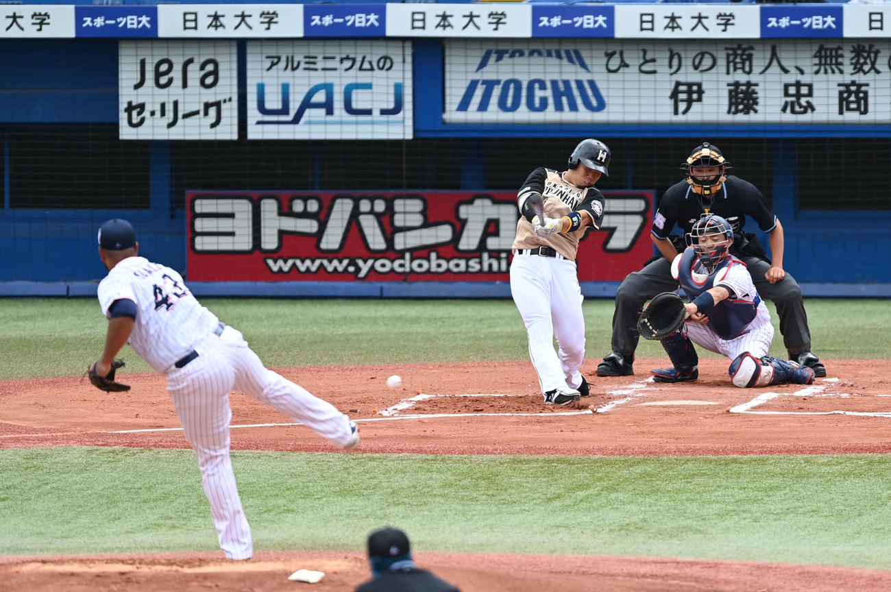 ヤクルト対日本ハム　1回表日本ハム1死一塁、右二塁打を放つ近藤。投手スアレス（撮影・鈴木みどり）