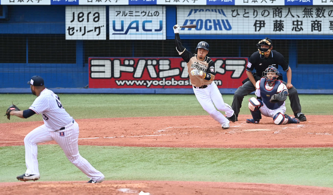 ヤクルト対日本ハム　3回表日本ハム無死、右前打を放つ近藤。投手スアレス（撮影・鈴木みどり）