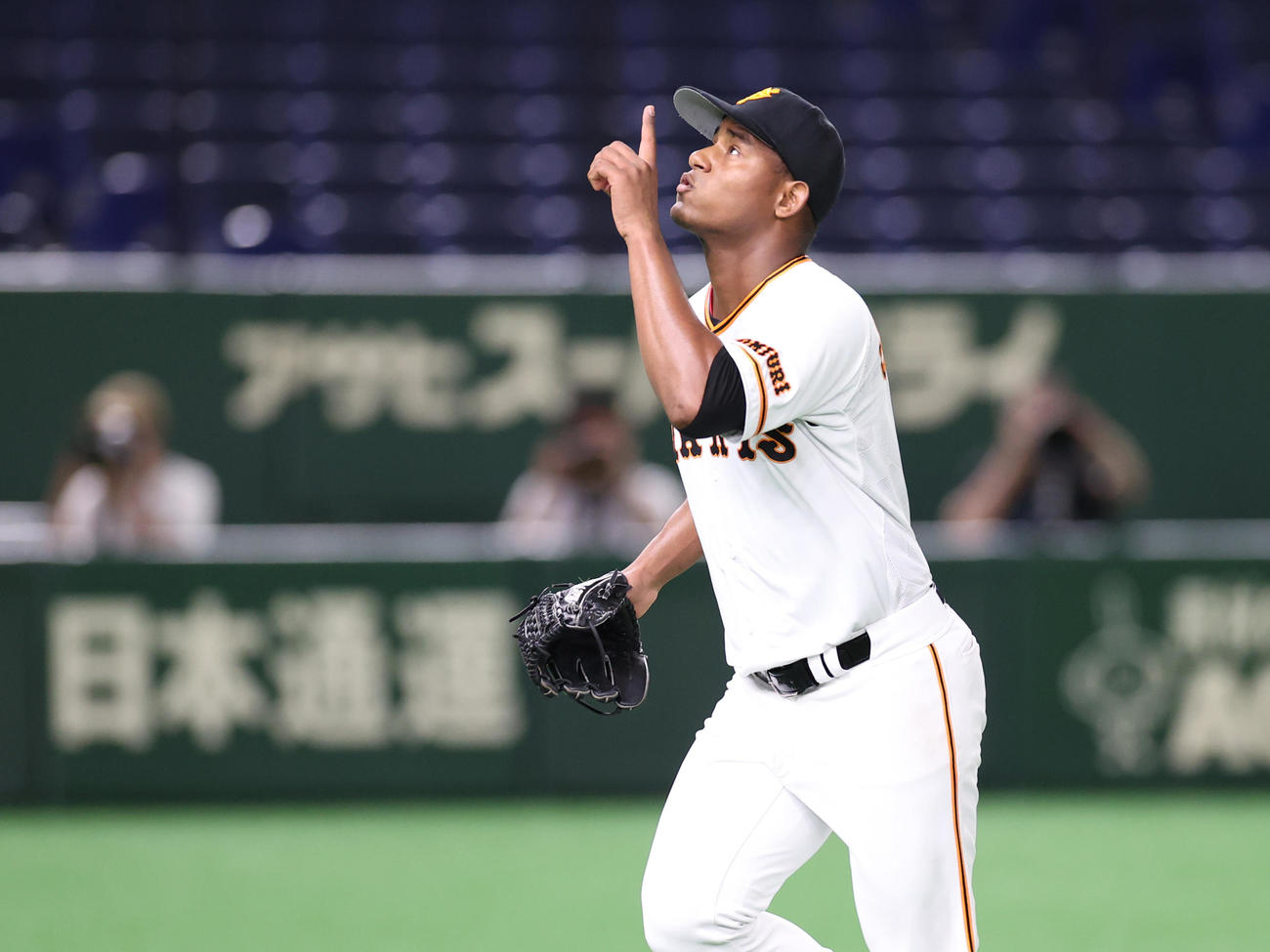 巨人対DeNA　4回表を終え、天を指さして引き揚げるメルセデス（撮影・河野匠）