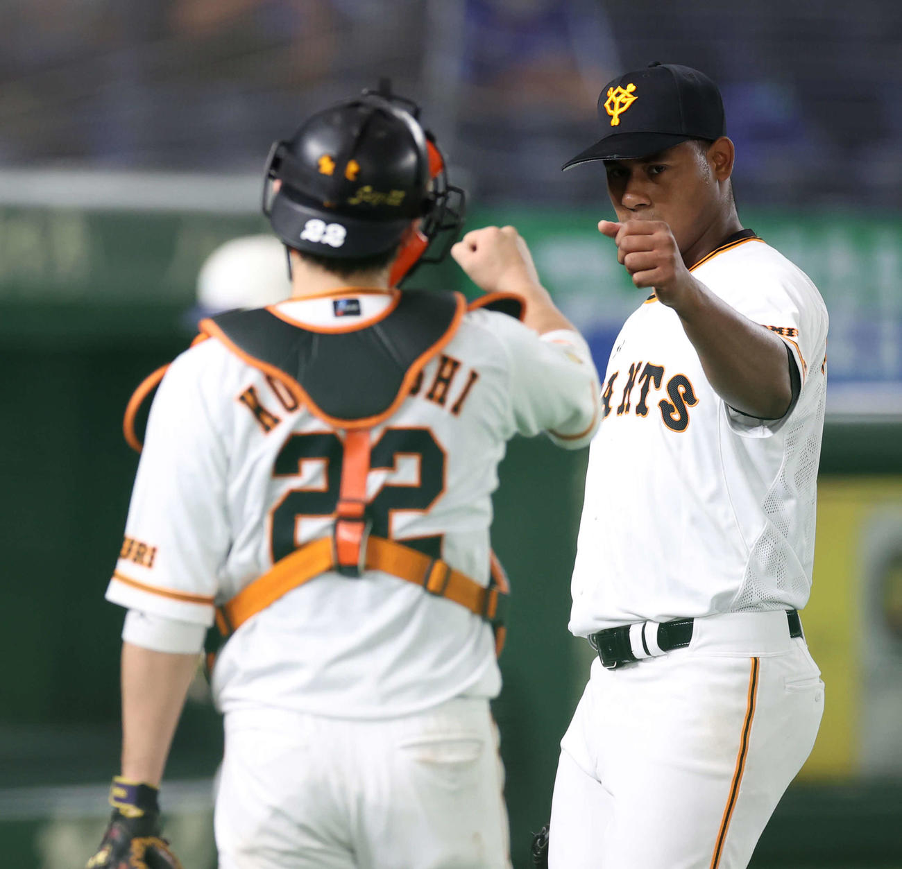 巨人対DeNA　4回表を終え、小林（手前）とグータッチするメルセデス（撮影・河野匠）