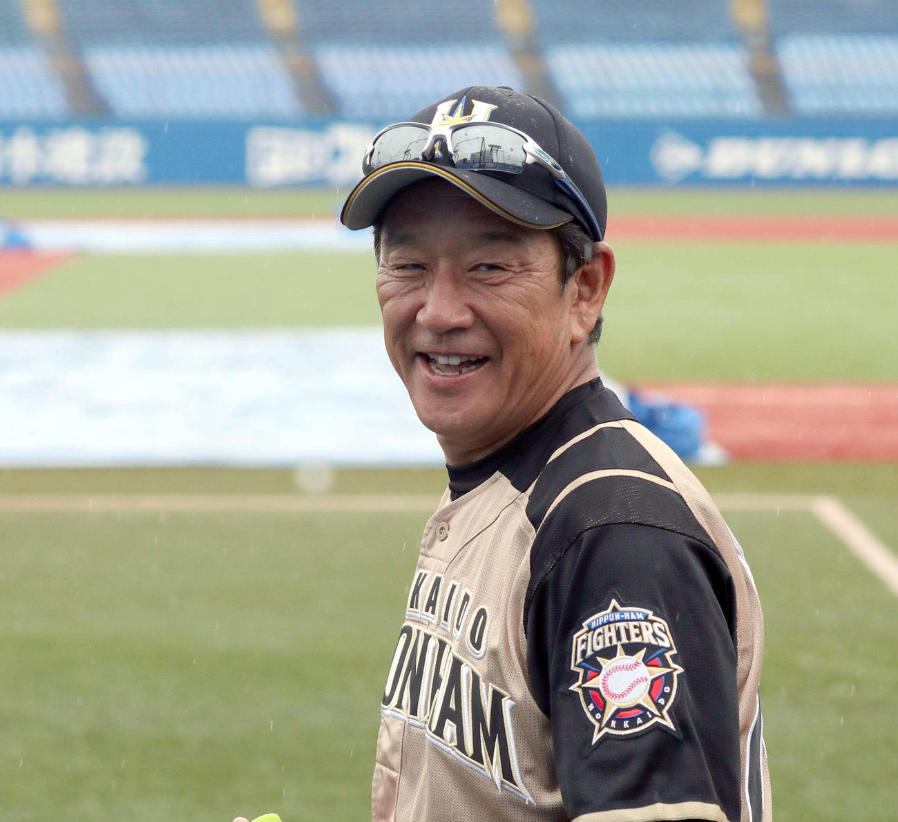 ヤクルト対日本ハム　5回雨天コールドとなり雨の中引き揚げる日本ハム栗山監督（撮影・佐藤翔太）