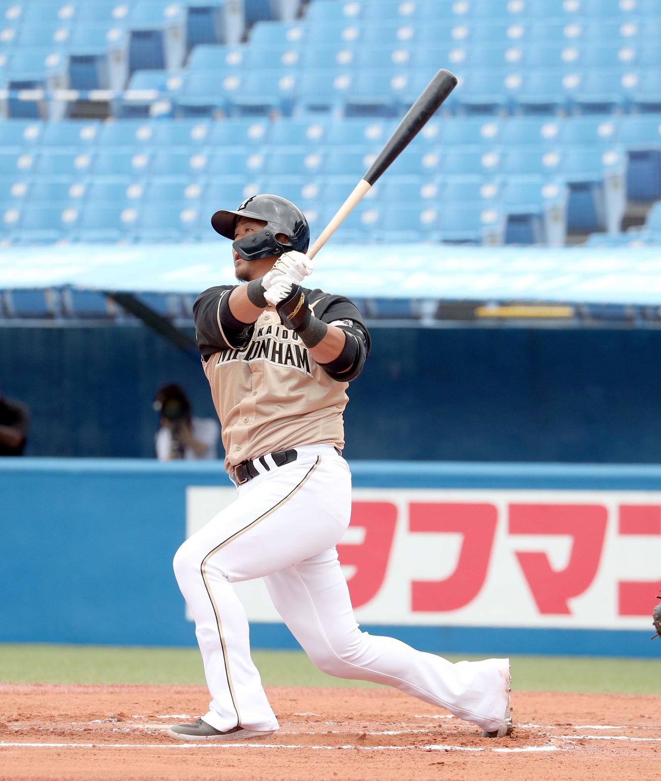 ヤクルト対日本ハム　1回表日本ハム1死二、三塁、中田は先制となる2点適時二塁打を放つ（撮影・佐藤翔太）