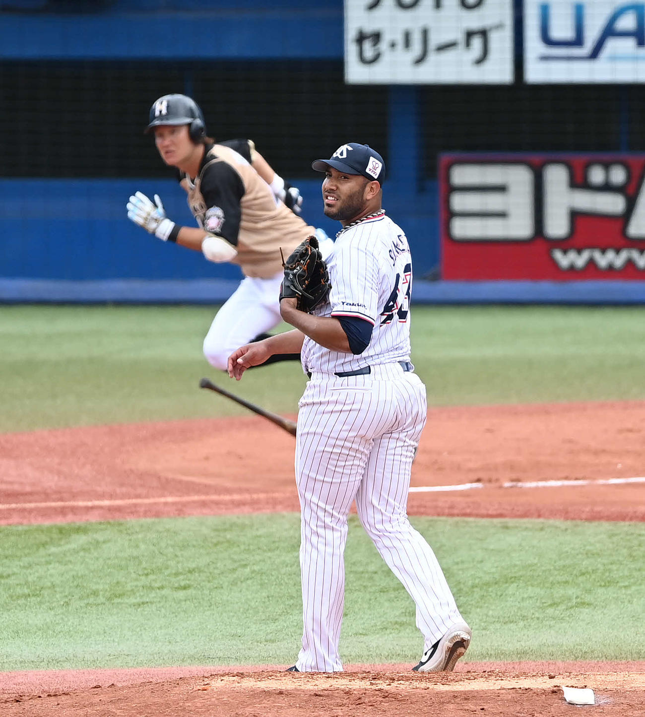 ヤクルト対日本ハム　1回表日本ハム1死二塁、渡辺諒に中適時二塁打を浴びるスアレス（撮影・鈴木みどり）