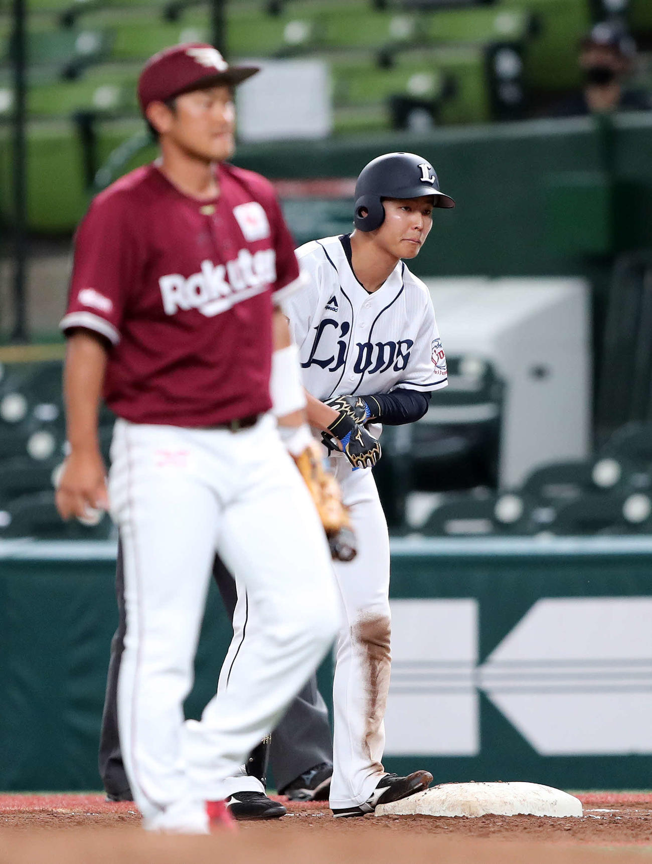西武対楽天　4回表西武2死満塁、鈴木は右前適時打を放つ（撮影・鈴木正人）