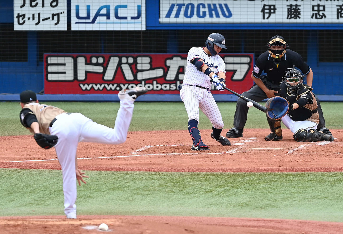 ヤクルト対日本ハム　1回裏ヤクルト無死二塁、右前適時打を放つ吉田大成。投手バーヘイゲン（撮影・鈴木みどり）