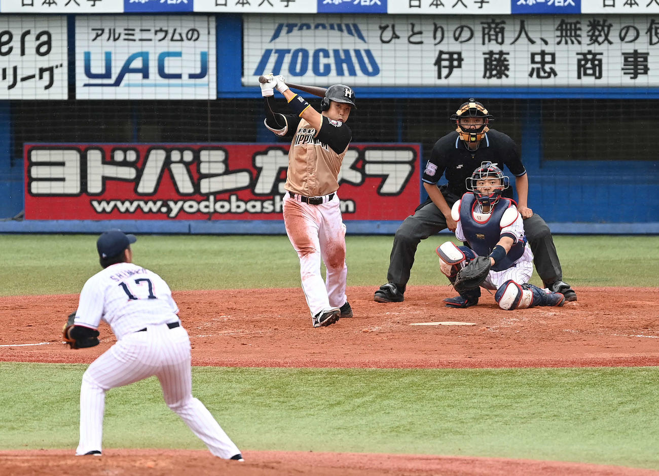 ヤクルト対日本ハム　5回表日本ハム1死、左二塁打を放つ近藤。投手清水（撮影・鈴木みどり）