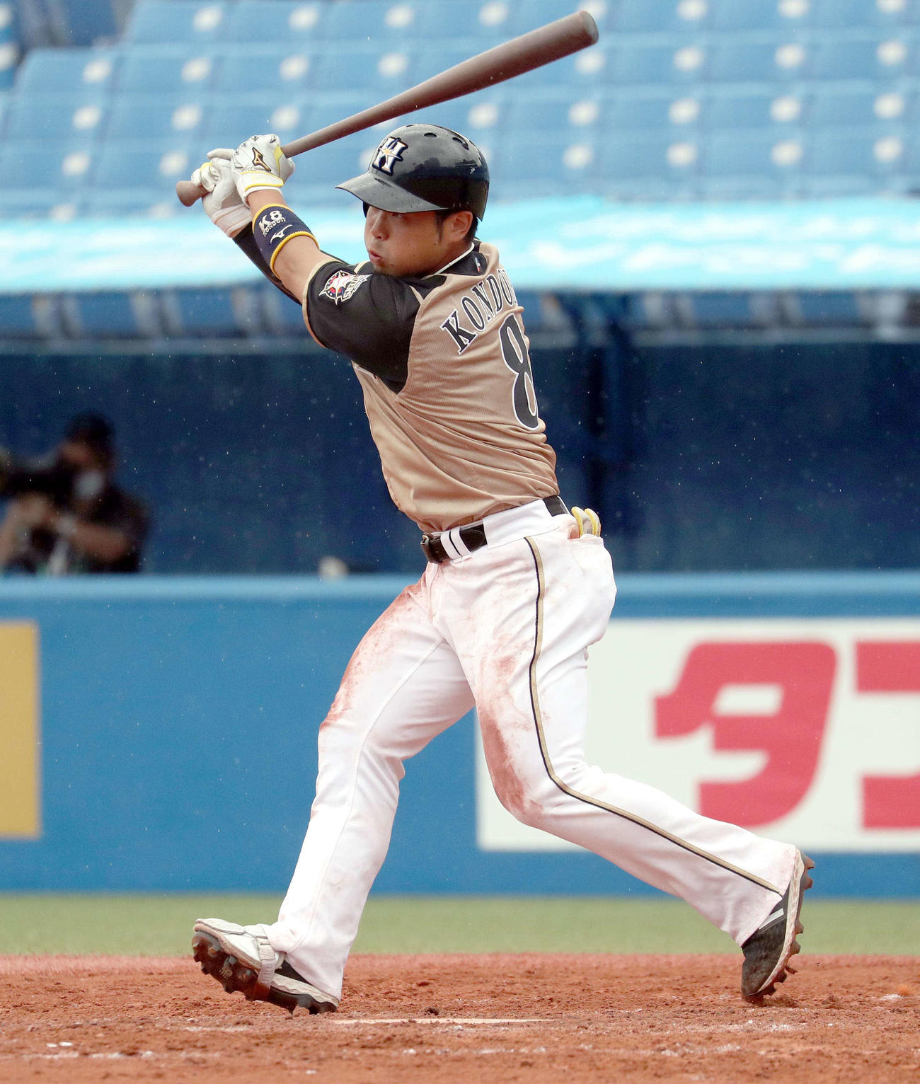 ヤクルト対日本ハム　5回表日本ハム1死、近藤は二塁打を放つ（撮影・佐藤翔太）