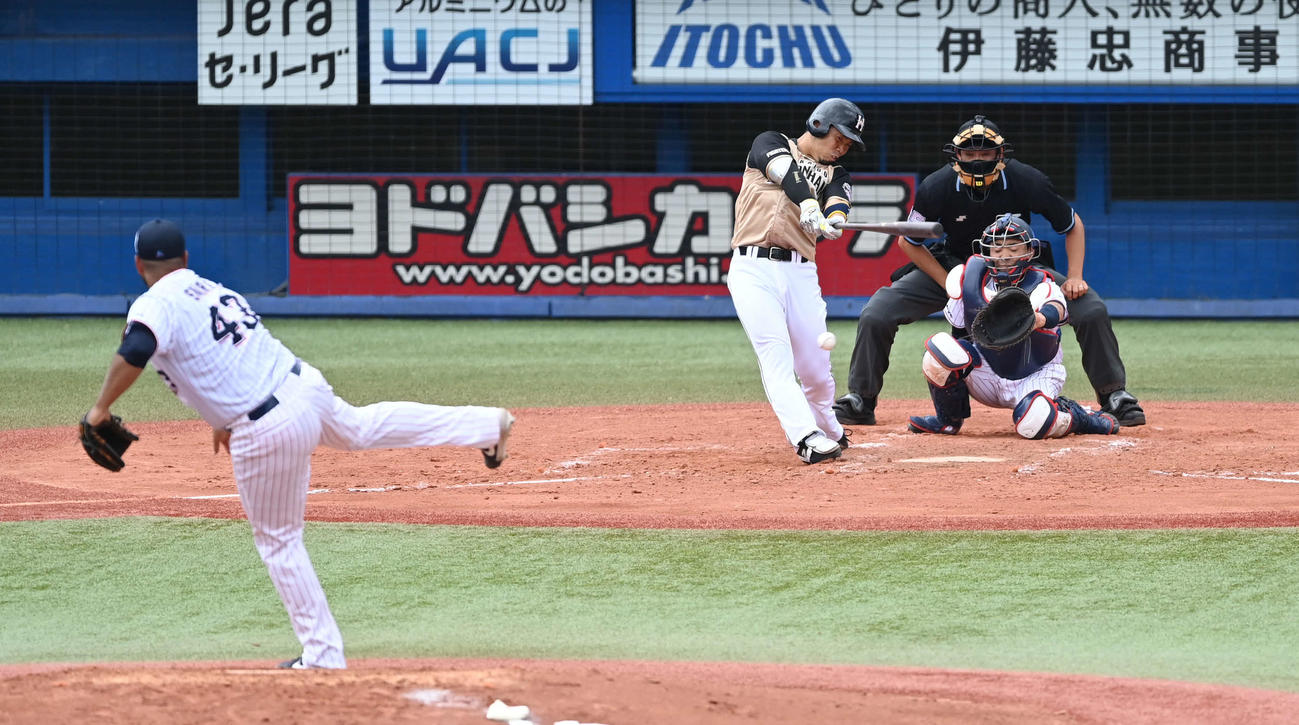ヤクルト対日本ハム　3回表日本ハム無死、右前打を放つ近藤。投手スアレス（撮影・鈴木みどり）