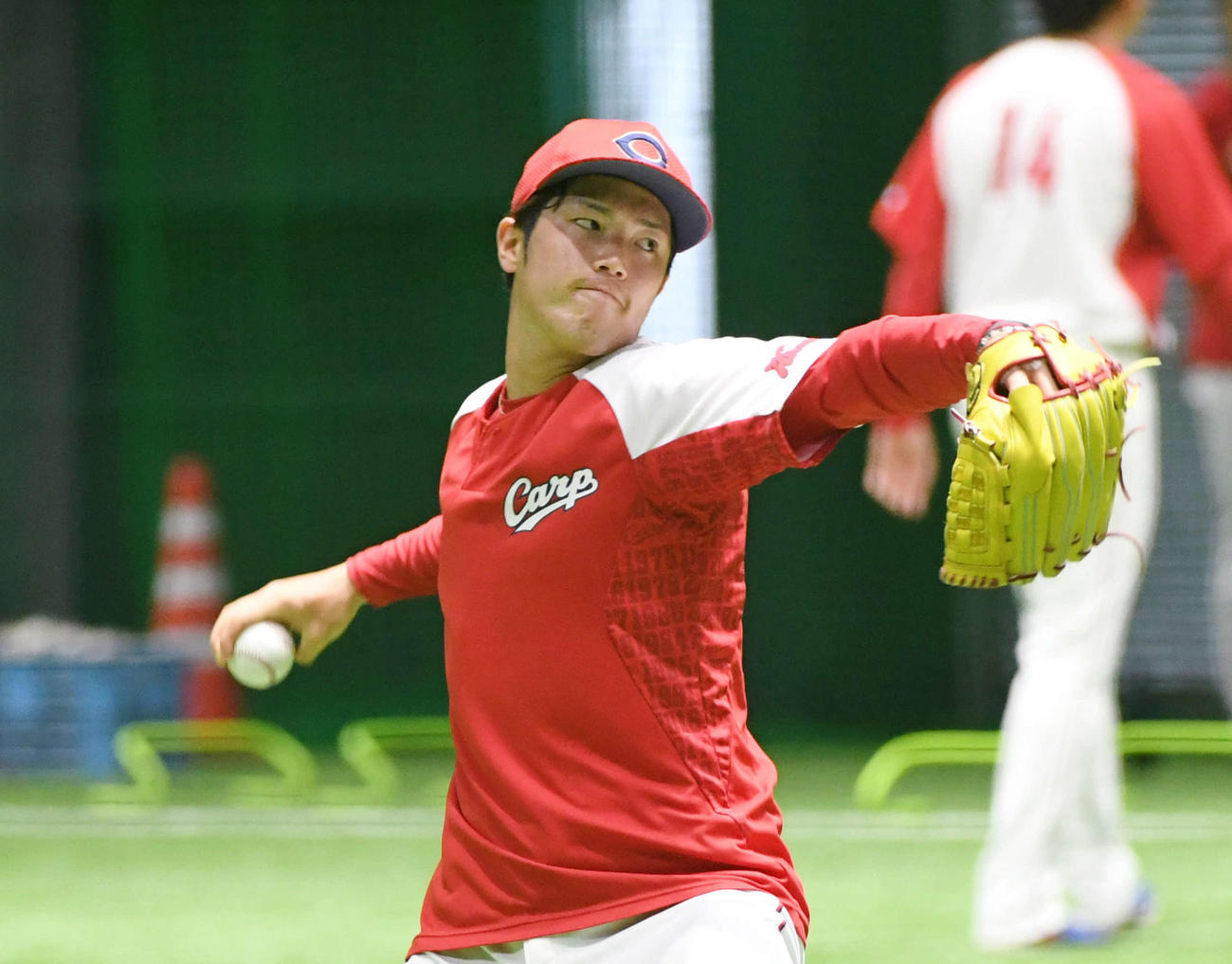 練習試合広島対阪神　雨天中止となり、屋内練習場で練習する広島森下
