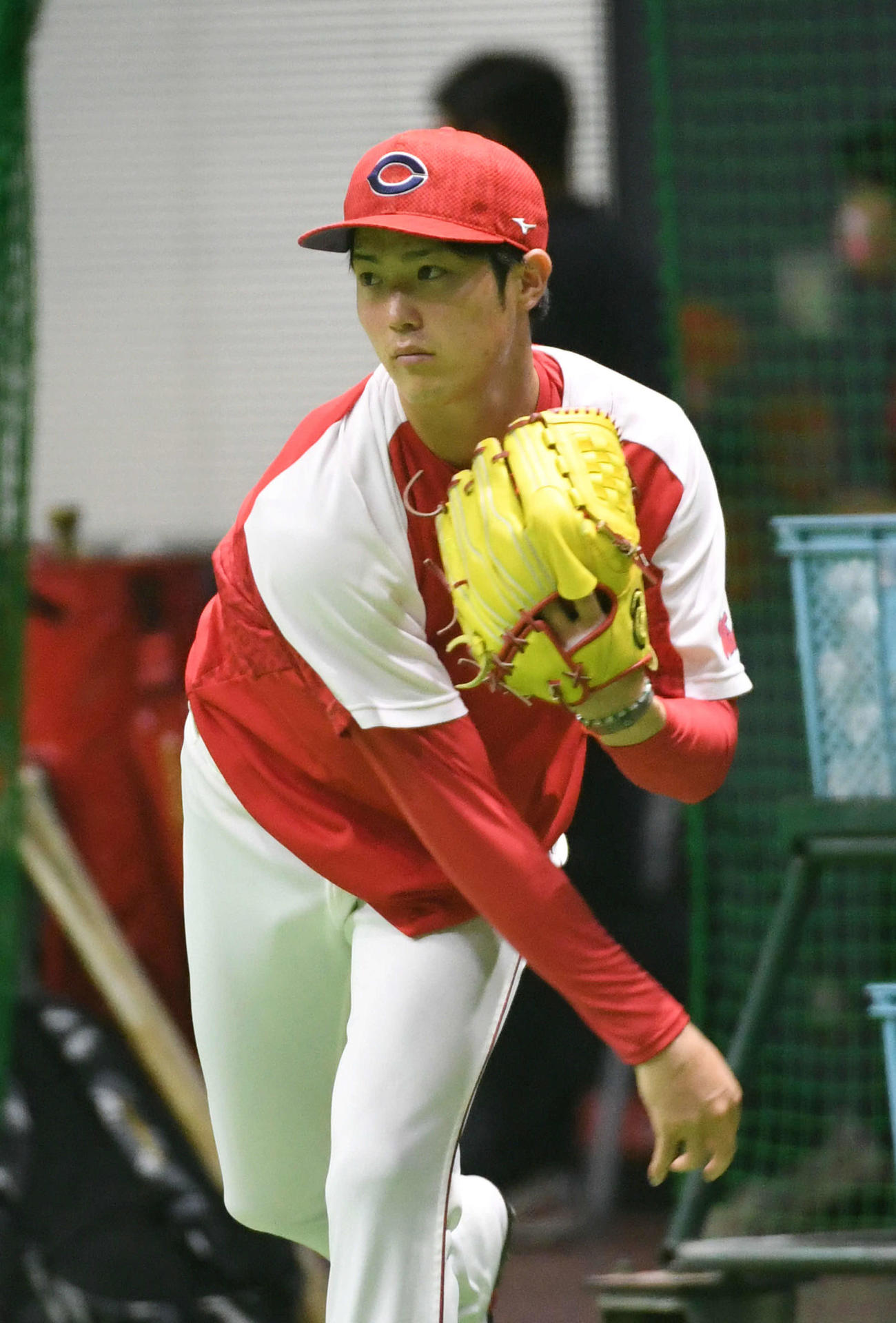 練習試合広島対阪神　雨天中止となり、屋内練習場でキャッチボールをする広島森下