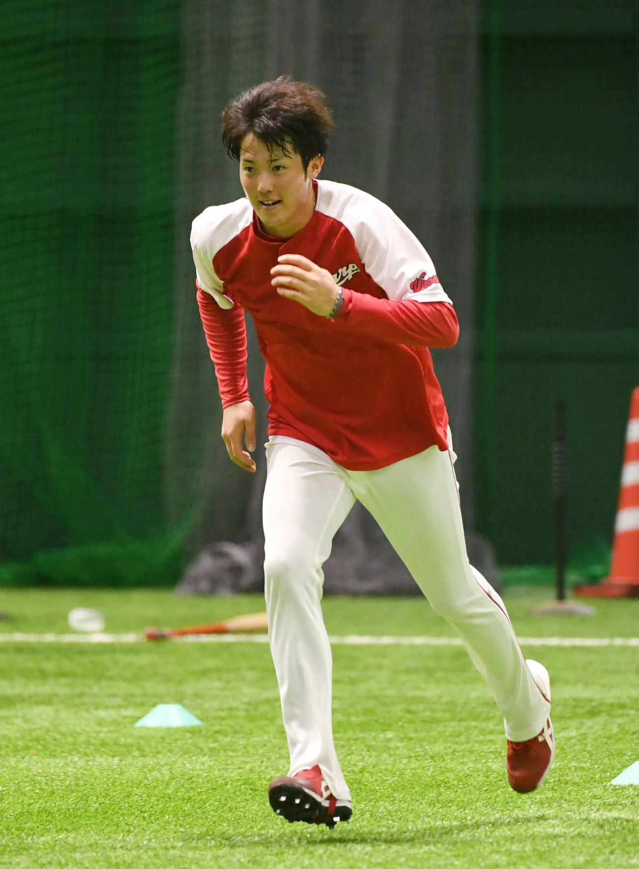 練習試合広島対阪神　雨天中止となり、屋内練習場で練習する広島森下
