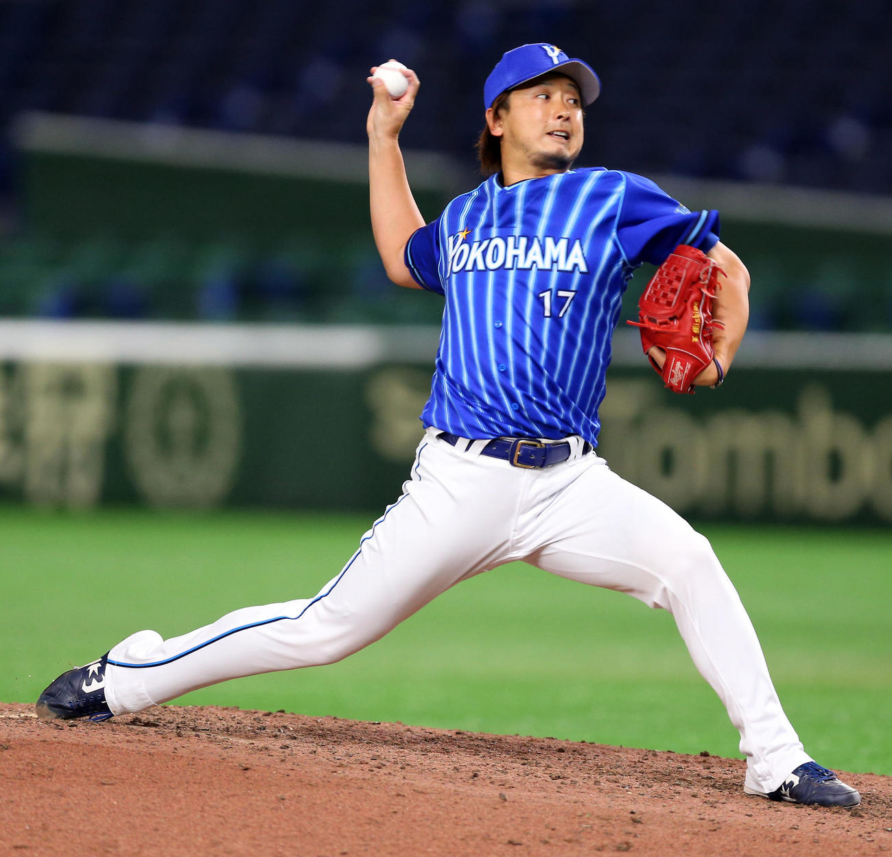 巨人対DeNA　4番手のDeNA三嶋（撮影・大野祥一）