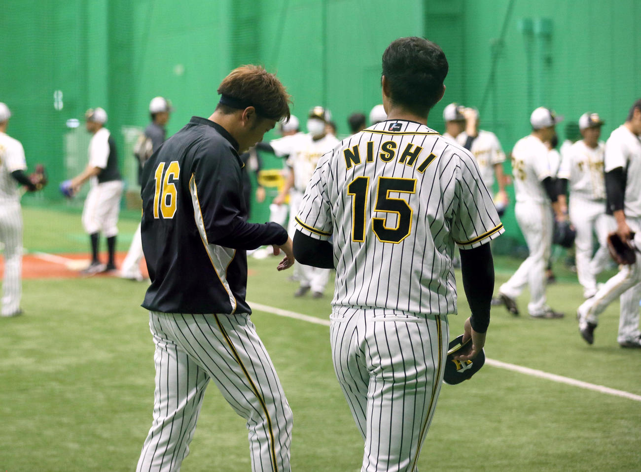 キャッチボールを終え話をする西勇（左）と西純（代表撮影）