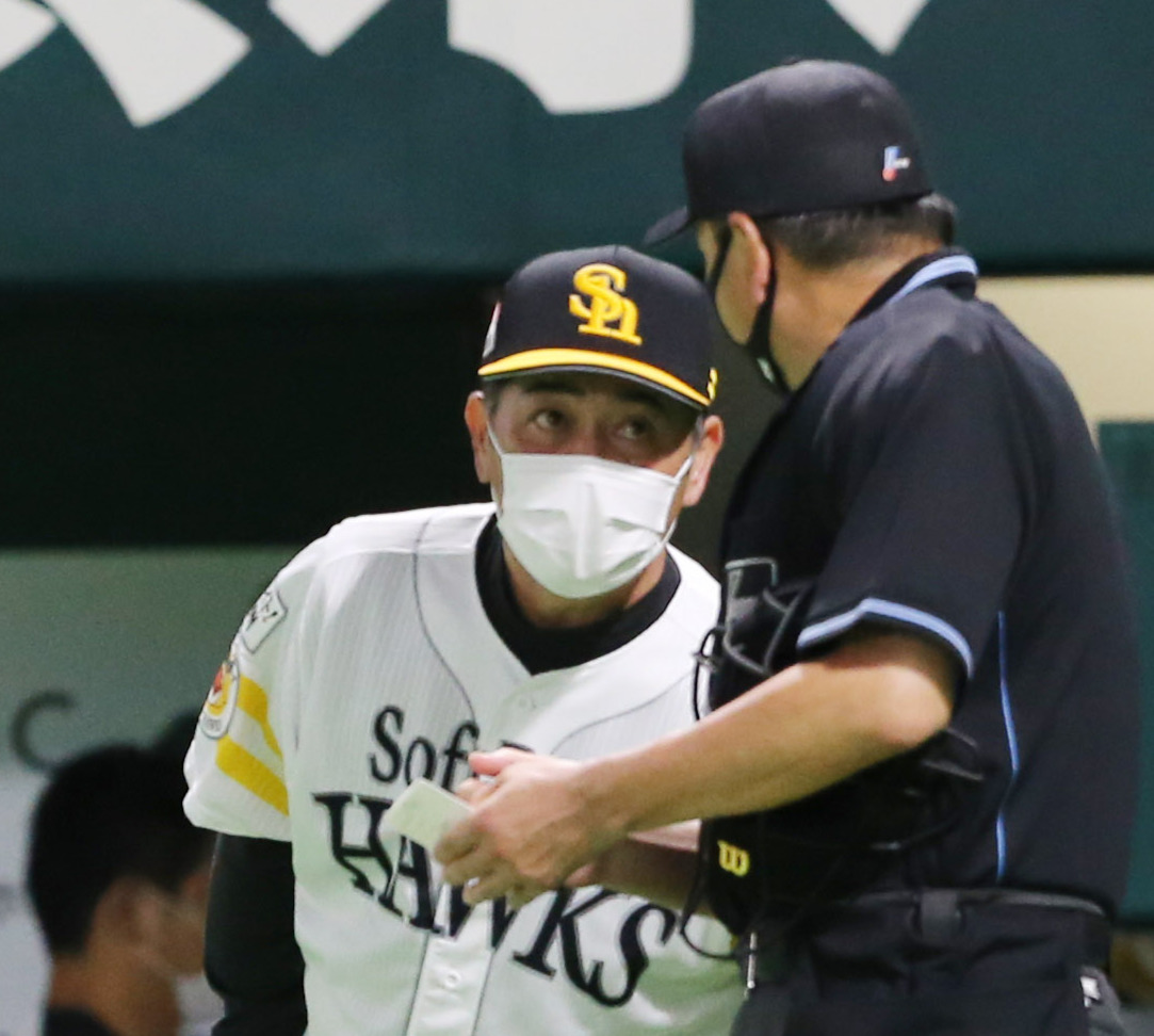 ソフトバンク対オリックス　7回を終え、交代を告げる工藤公康監督（撮影・菊川光一）