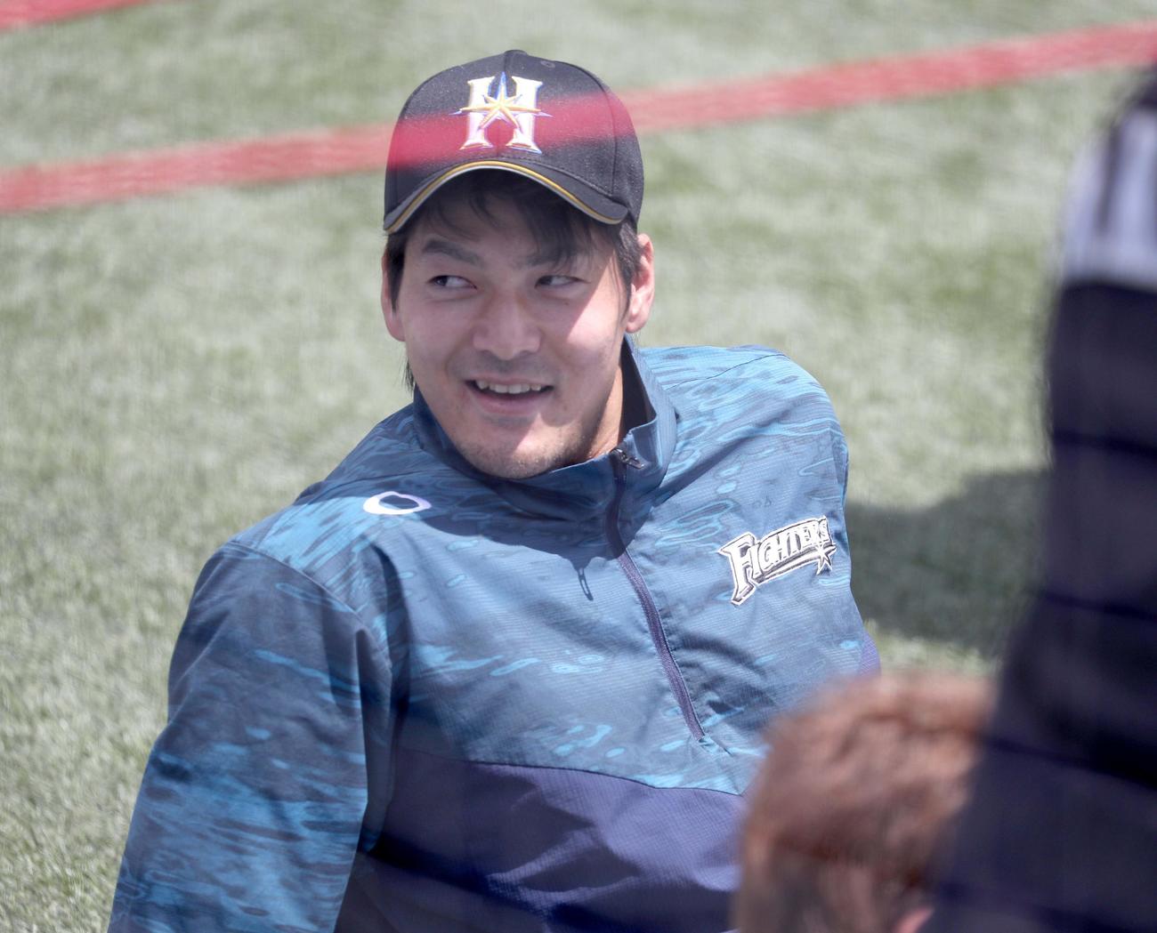 ヤクルト対日本ハム　笑顔で談笑する日本ハム有原（撮影・佐藤翔太）