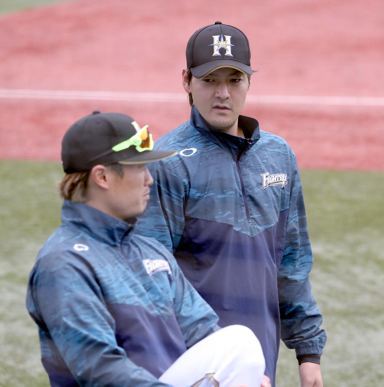 ヤクルト対日本ハム　会話をする日本ハム西川（左手前）と有原（撮影・佐藤翔太）
