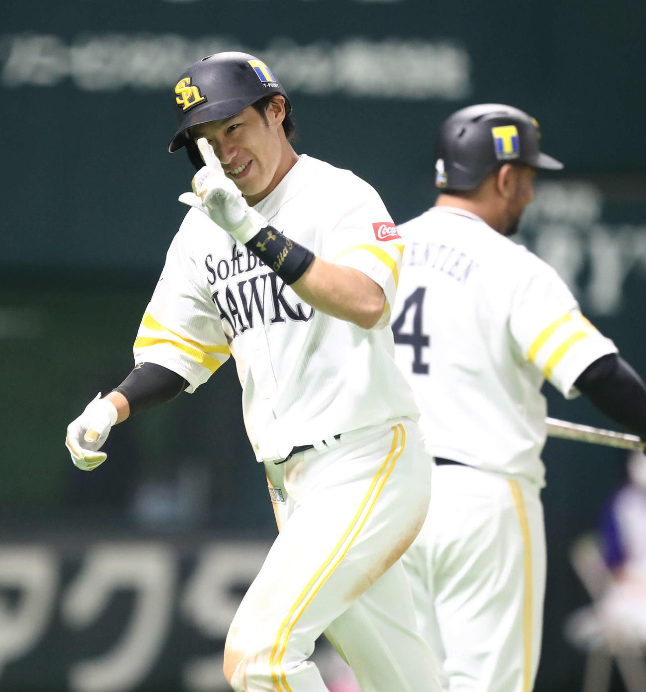ソフトバンク対オリックス　8回裏ソフトバンク2死、柳田は中越え本塁打を放ち笑顔（撮影・梅根麻紀）