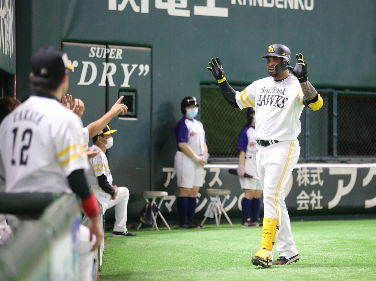 ソフトバンク対オリックス　8回裏ソフトバンク2死、バレンティンは左越え本塁打を放ち、ベンチ前でポーズをとる（撮影・梅根麻紀）