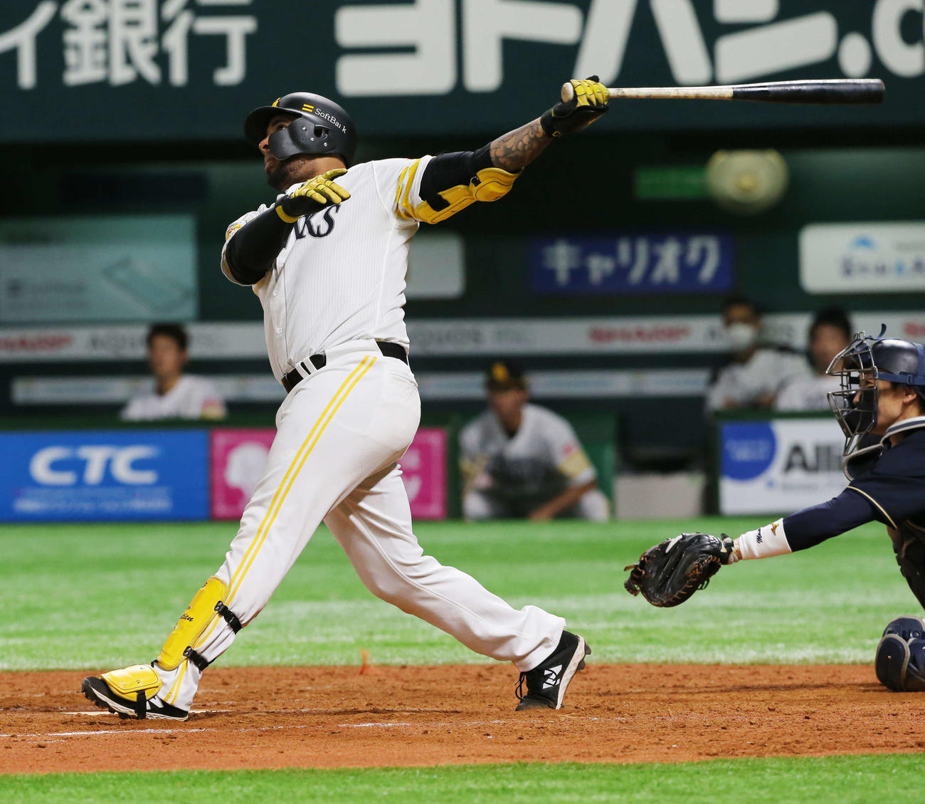 8回裏ソフトバンク2死、バレンティンは左越え本塁打を放つ（撮影・菊川光一）