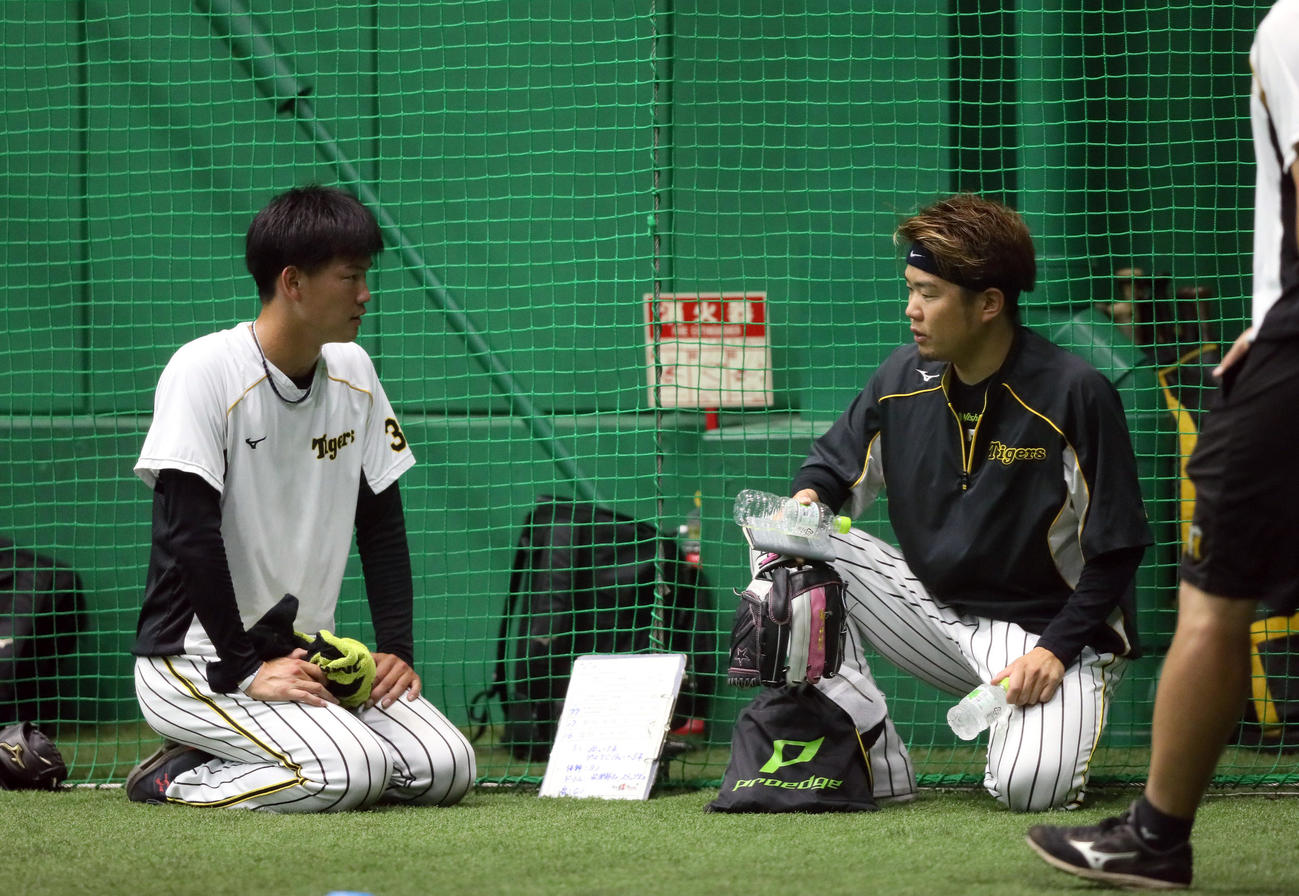 真剣な表情で話し合う西勇（右）と及川（代表撮影）