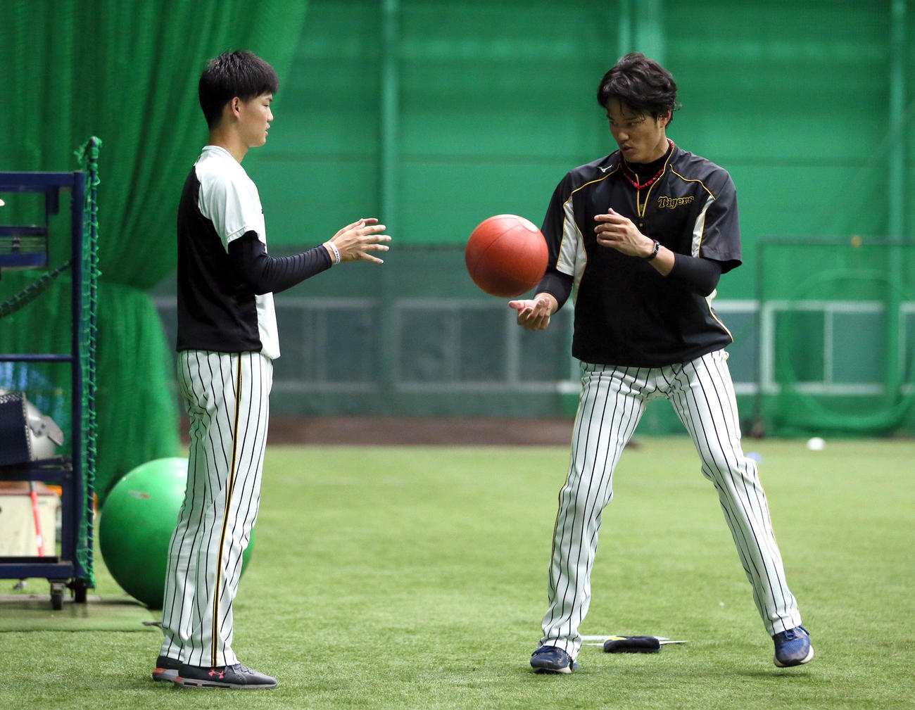メディシンボールでトレーニングする藤浪（右）と及川（代表撮影）