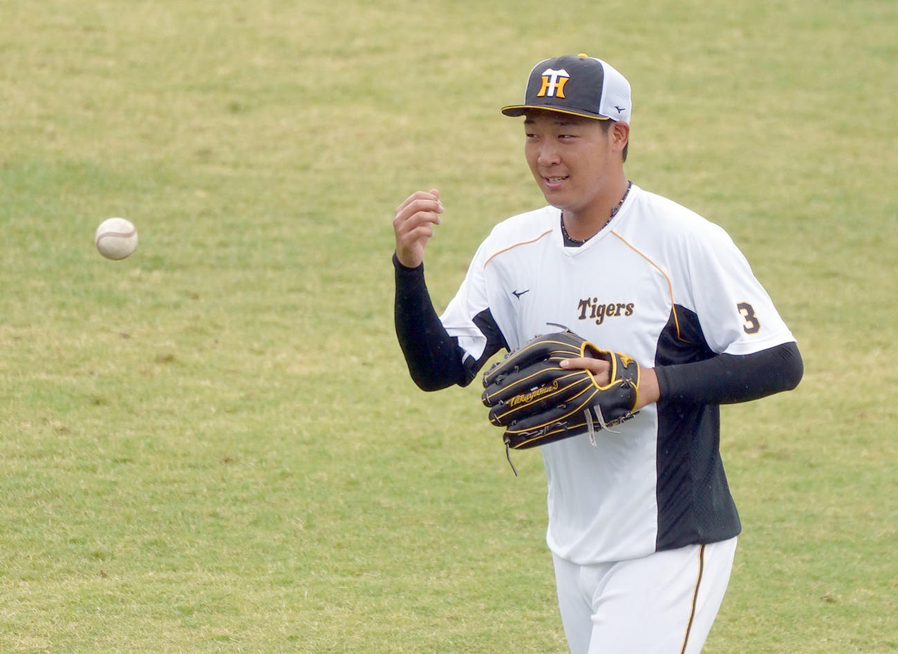 ウエスタンリーグ練習試合　中日対阪神　雨天中止となり雨の降る中、外野ノックを受ける大山悠輔（撮影・森本幸一）